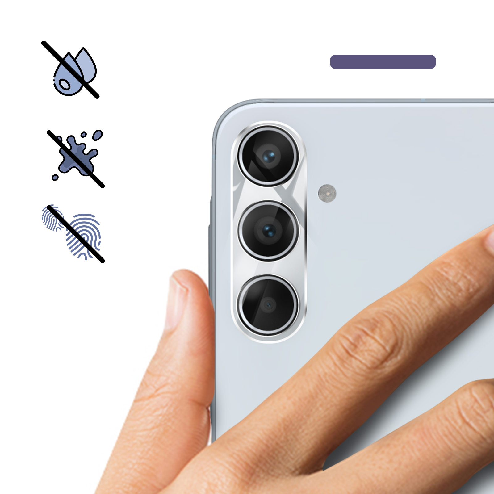 Dettaglio fotocamera del telefono con tre obiettivi. Le icone indicano resistenza all'acqua e alle impronte digitali. Una mano tiene il telefono.