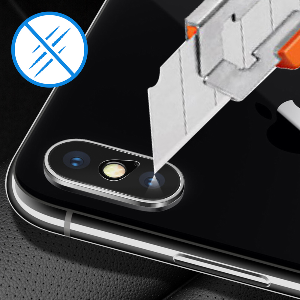Un telefono con una fotocamera viene tagliato con un taglierino. Un logo antigraffio è nell'angolo in alto a sinistra.