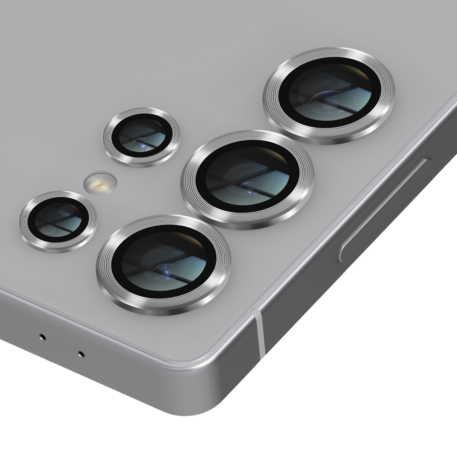 Primo piano di uno smartphone con più obiettivi argentati. Il telefono è grigio, con obiettivi di diverse dimensioni.
