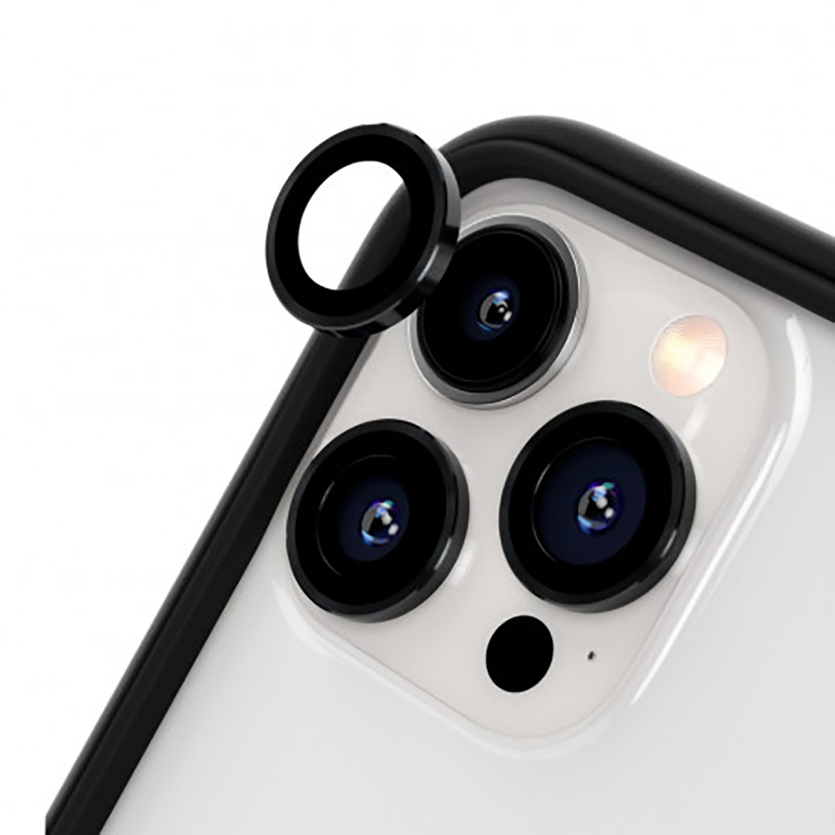 Close-up van de camera-opstelling van een telefoon met drie lenzen, een flitser en een zwarte lensdop. Witte achtergrond.