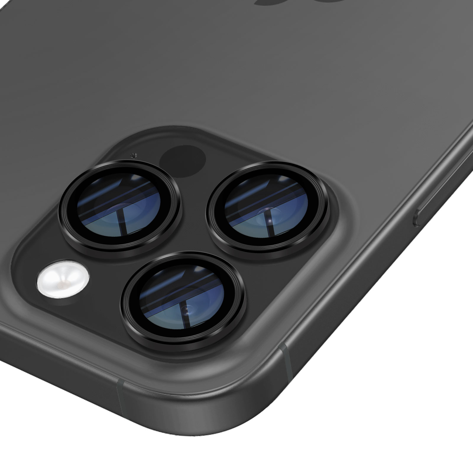 Primer plano de una matriz de cámaras de teléfono inteligente. Tres lentes son prominentes, con un flash al lado. El teléfono es gris oscuro.