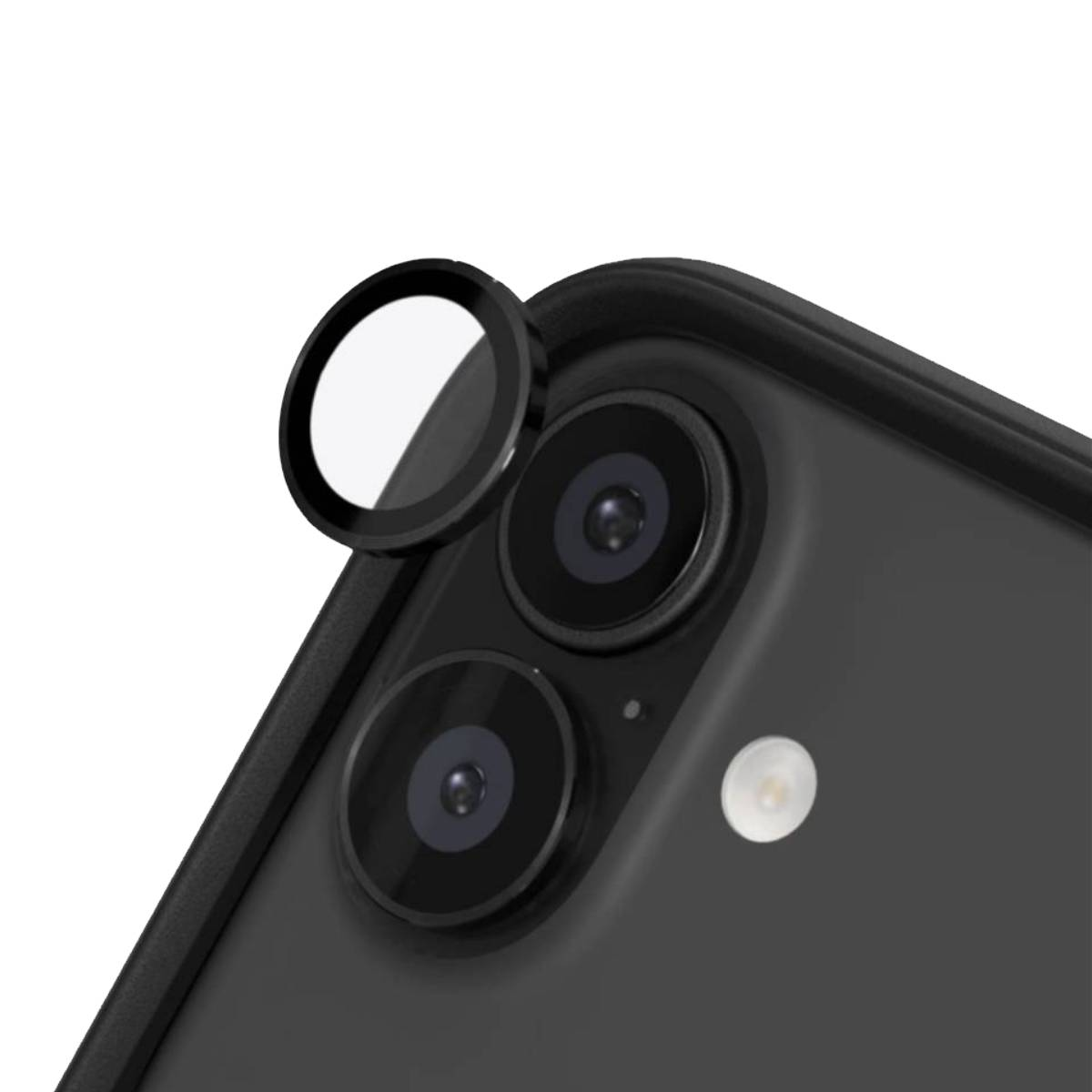 Un primo piano di un telefono nero con tre obiettivi. Un proteggi obiettivo è sopra gli obiettivi. Lo sfondo è bianco.