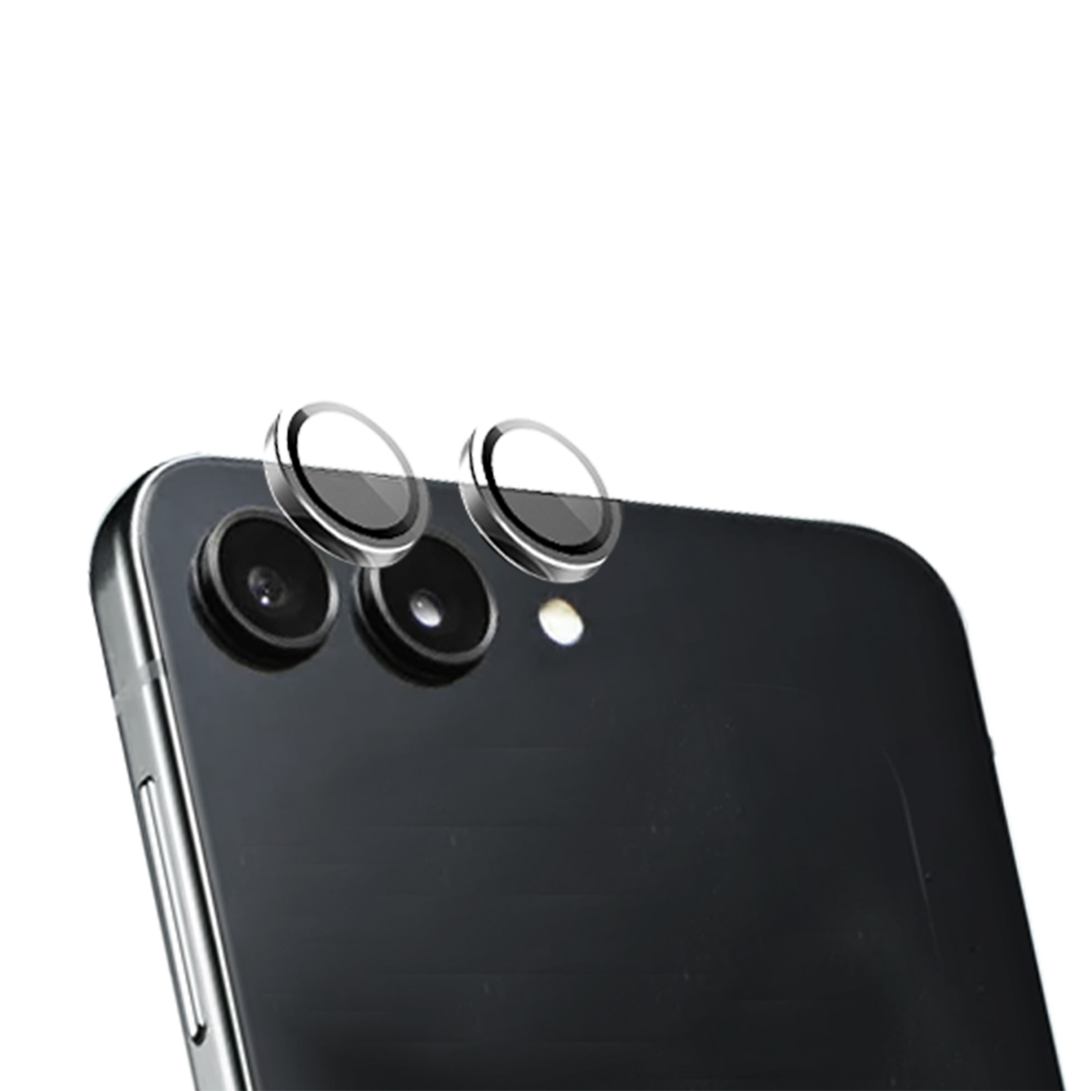 Een zwarte smartphone-achterkant met drie cameralenzen en twee lensbeschermers. De achtergrond is wit.