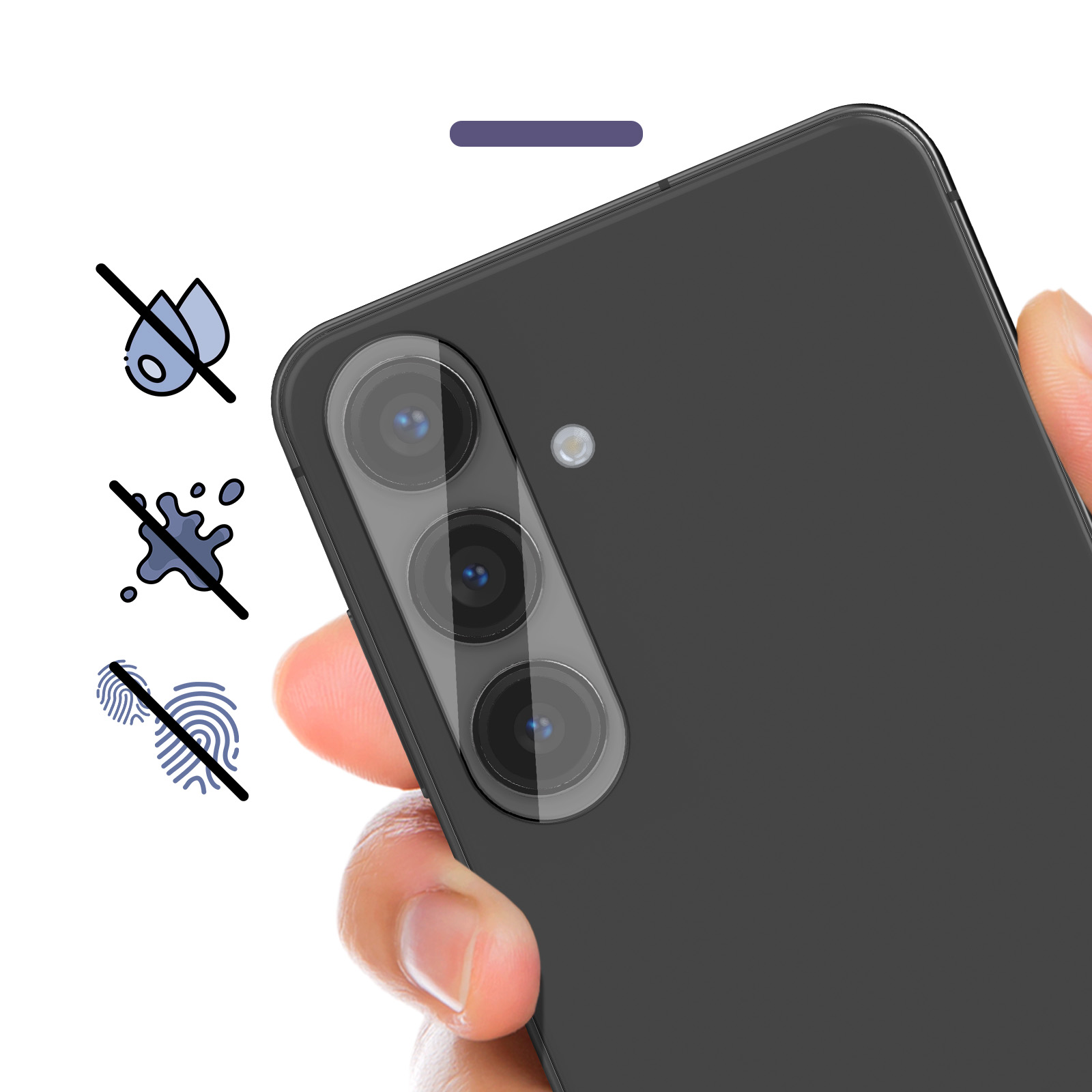 Un telefono nero con tre fotocamere è tenuto in mano. I simboli indicano resistenza all'acqua e alle impronte digitali.