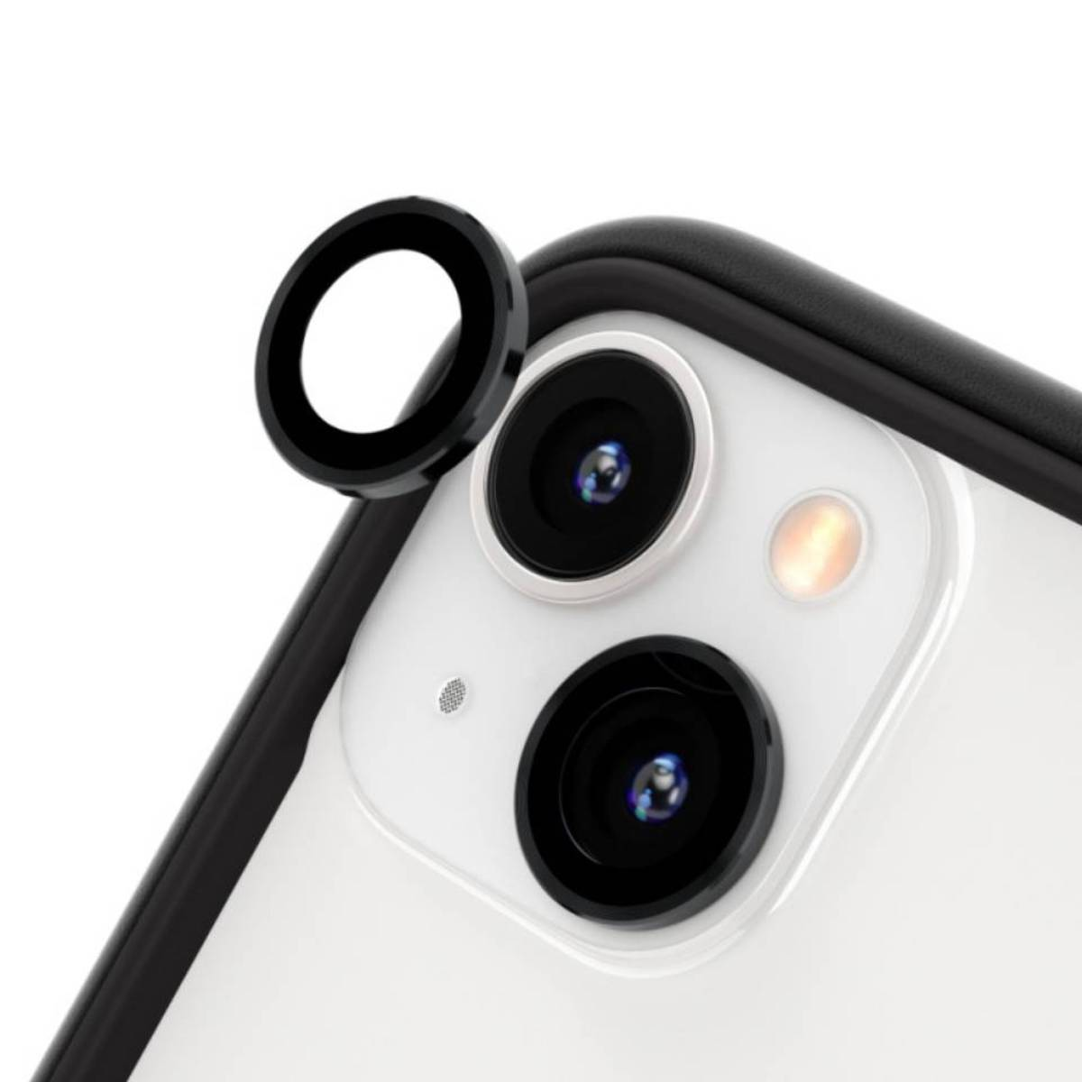 Primo piano della fotocamera di un telefono. Protezione lente nera e telefono bianco con tre obiettivi visibili.