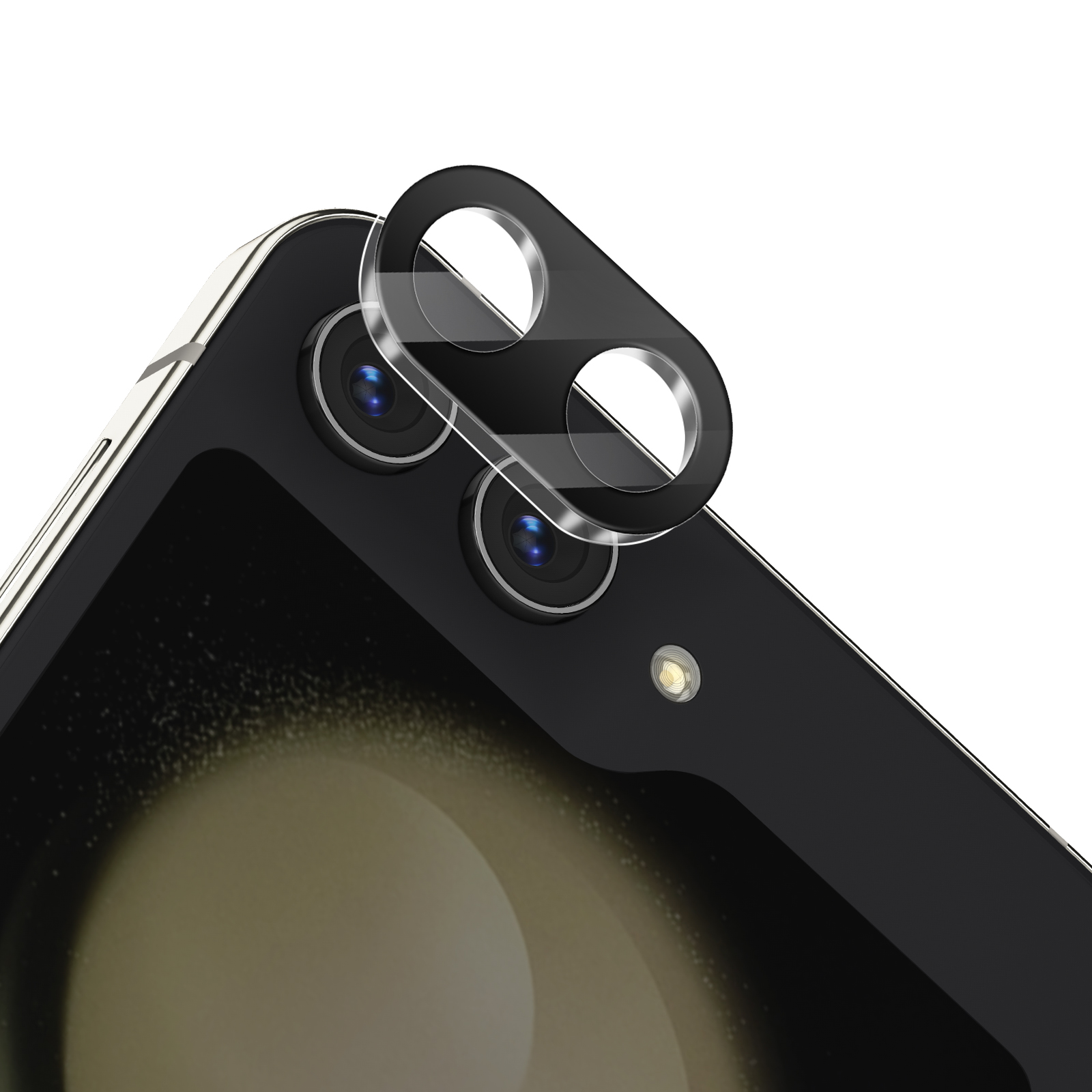 Módulo de cámara de un teléfono con tres lentes y un flash. Una cubierta protectora negra está sobre las lentes.