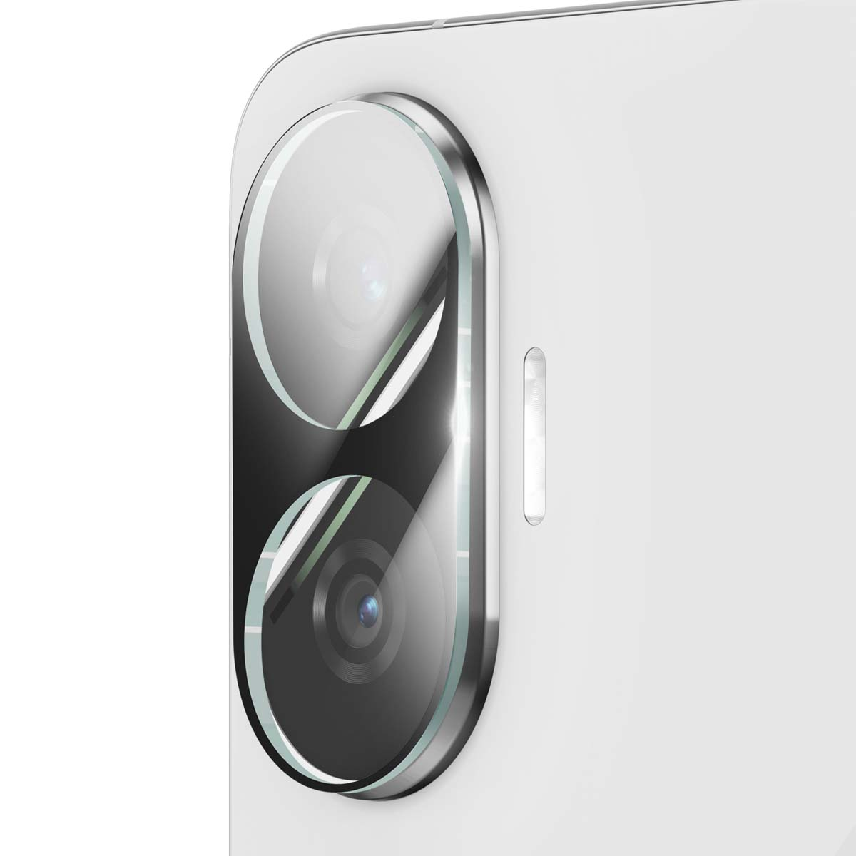 Primo piano del modulo fotocamera di uno smartphone bianco con due lenti, finiture argentate e flash. Lo sfondo è bianco.