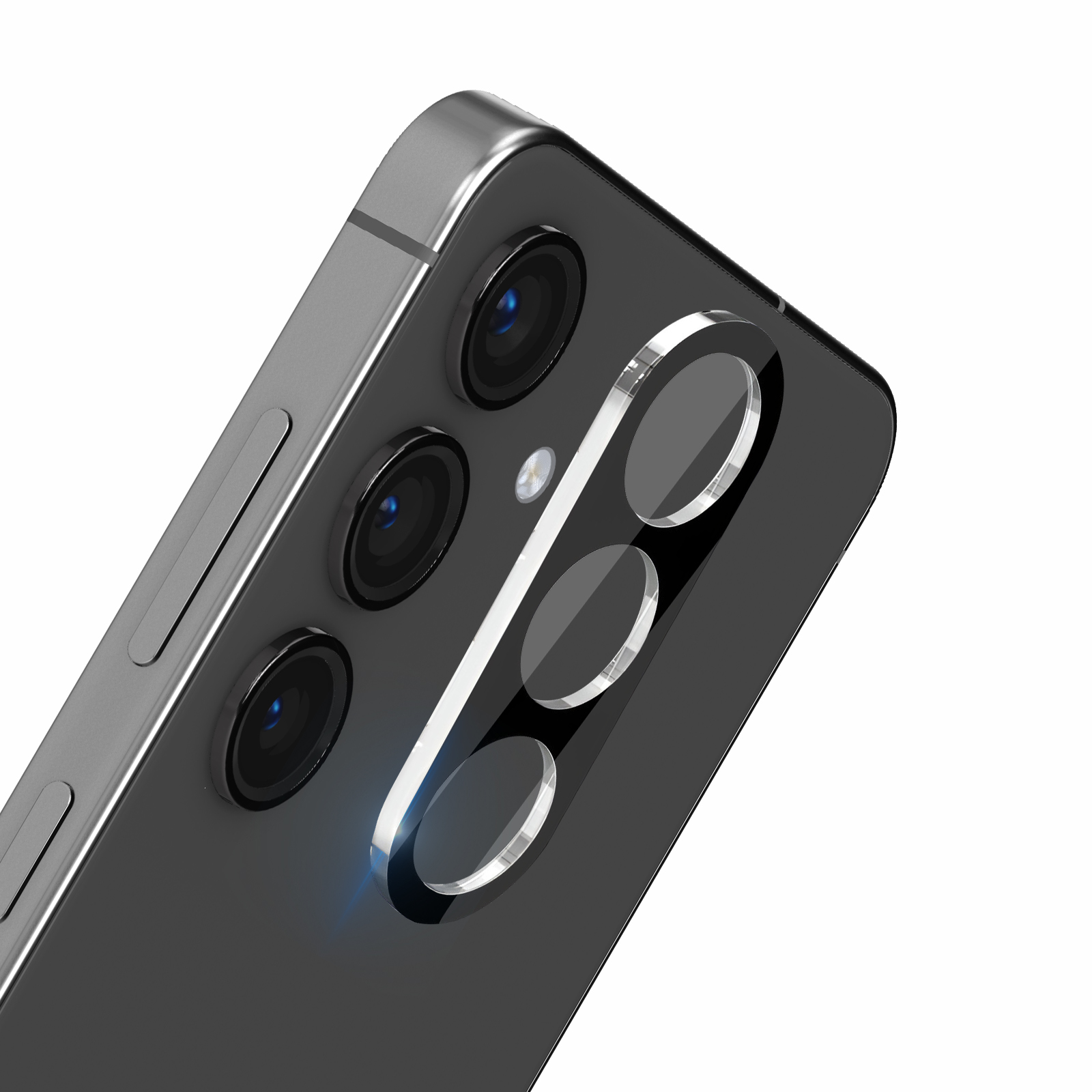 Primer plano de la parte trasera de un smartphone con cámaras y un protector de lente transparente. Marco plateado, parte trasera negra, fondo blanco.