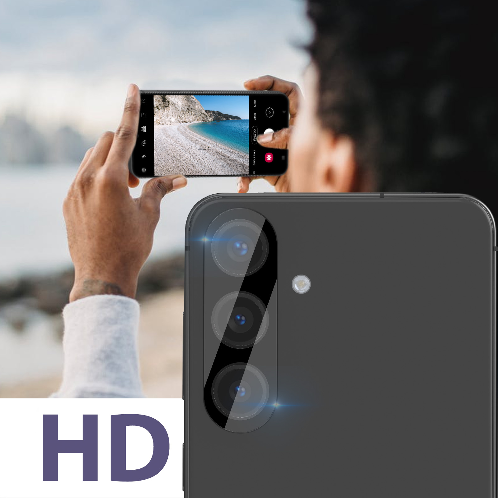 Una persona está tomando una foto con un smartphone. La pantalla muestra una escena de playa. Visible un teléfono con múltiples lentes.