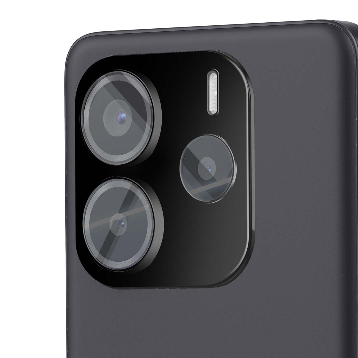 Primo piano del modulo fotocamera di uno smartphone con tre lenti e un flash. Il telefono è grigio scuro.