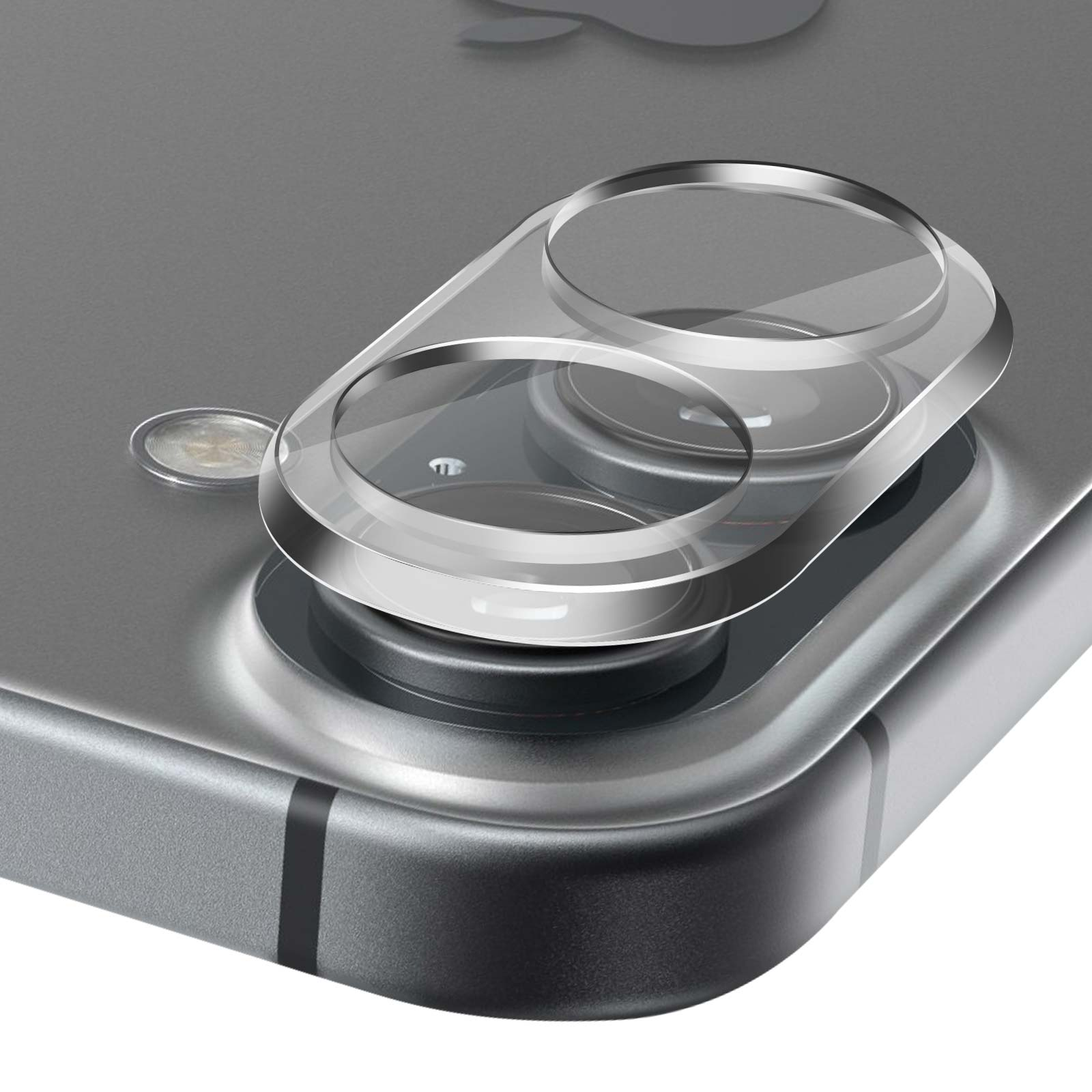 Un primo piano dell'obiettivo della fotocamera di un telefono con una copertura protettiva trasparente. Il telefono è grigio metallizzato, con copertura trasparente.