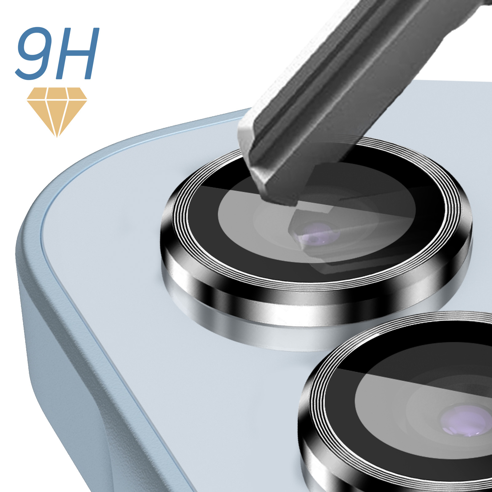 Primer plano de las lentes de la cámara del teléfono. Una herramienta metálica toca la lente. 9H e icono de diamante arriba a la izquierda.