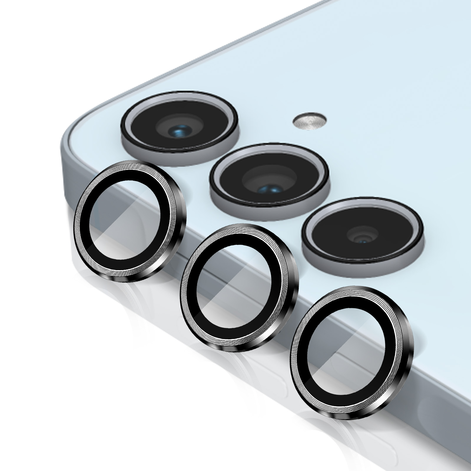 Los protectores de lentes de cámara del teléfono están en un teléfono azul claro. Los protectores tienen detalles en negro y plata.