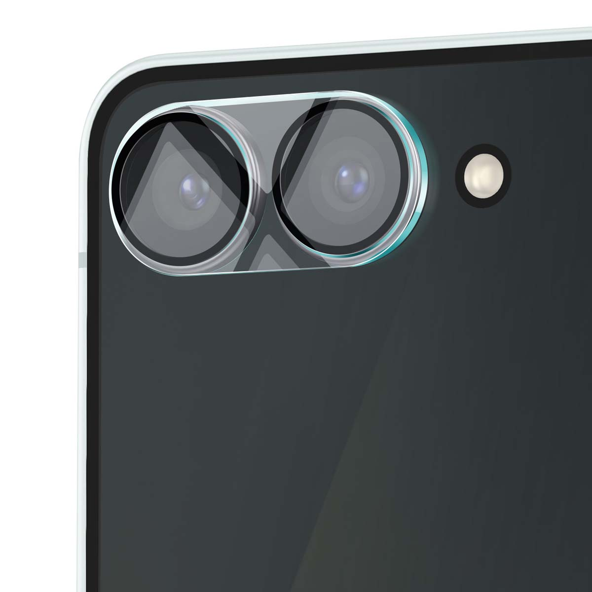 Close-up van de achterkant van een smartphone. Twee cameralenzen en een flitser zijn zichtbaar. De telefoon is grijs.