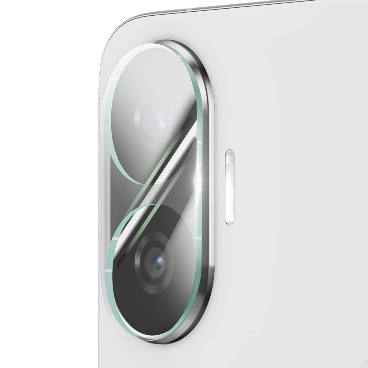 Primo piano del modulo fotocamera di un telefono bianco. Il modulo ha tre lenti, una cornice argentata e un corpo bianco.