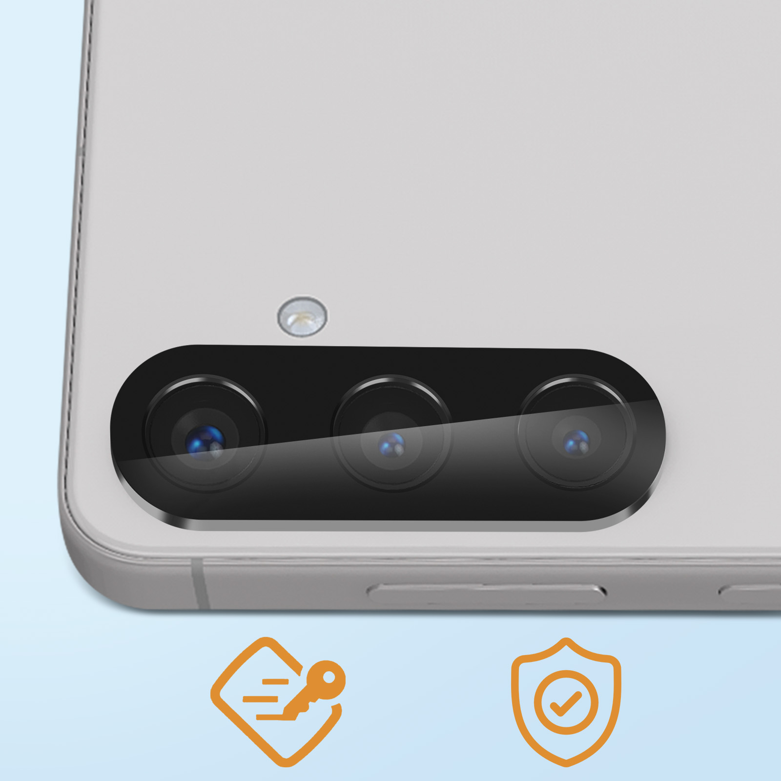 Primo piano del modulo fotocamera di uno smartphone. Sono visibili tre lenti. Il telefono è bianco.