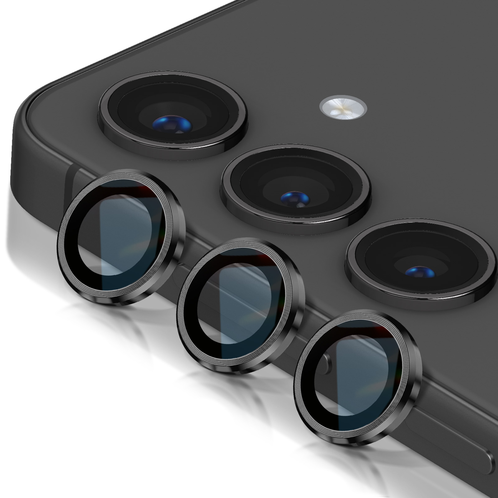 Primer plano de un smartphone con múltiples lentes de cámara. Tres lentes están sujetas con anillos metálicos negros.