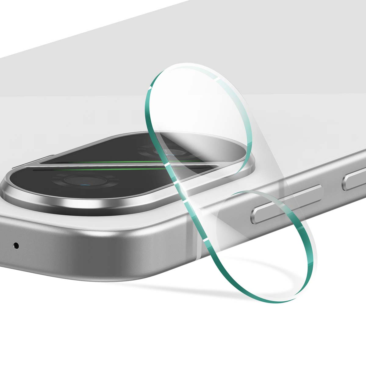 Primo piano di uno smartphone con pellicola protettiva applicata. Messa a fuoco sul modulo fotocamera e sulla sovrapposizione della pellicola trasparente.