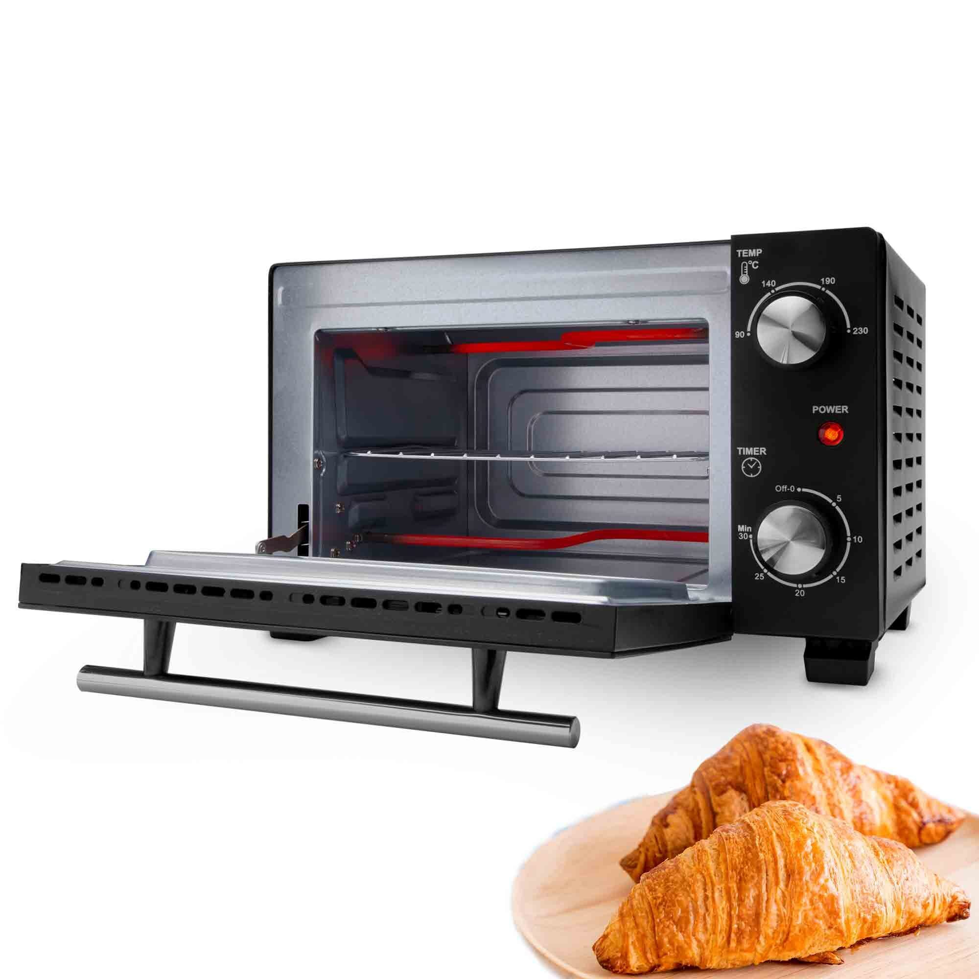 Un tostapane aperto con croissant su un piatto di legno. Il forno ha controlli di temperatura e timer. Sono visibili elementi riscaldanti rossi.