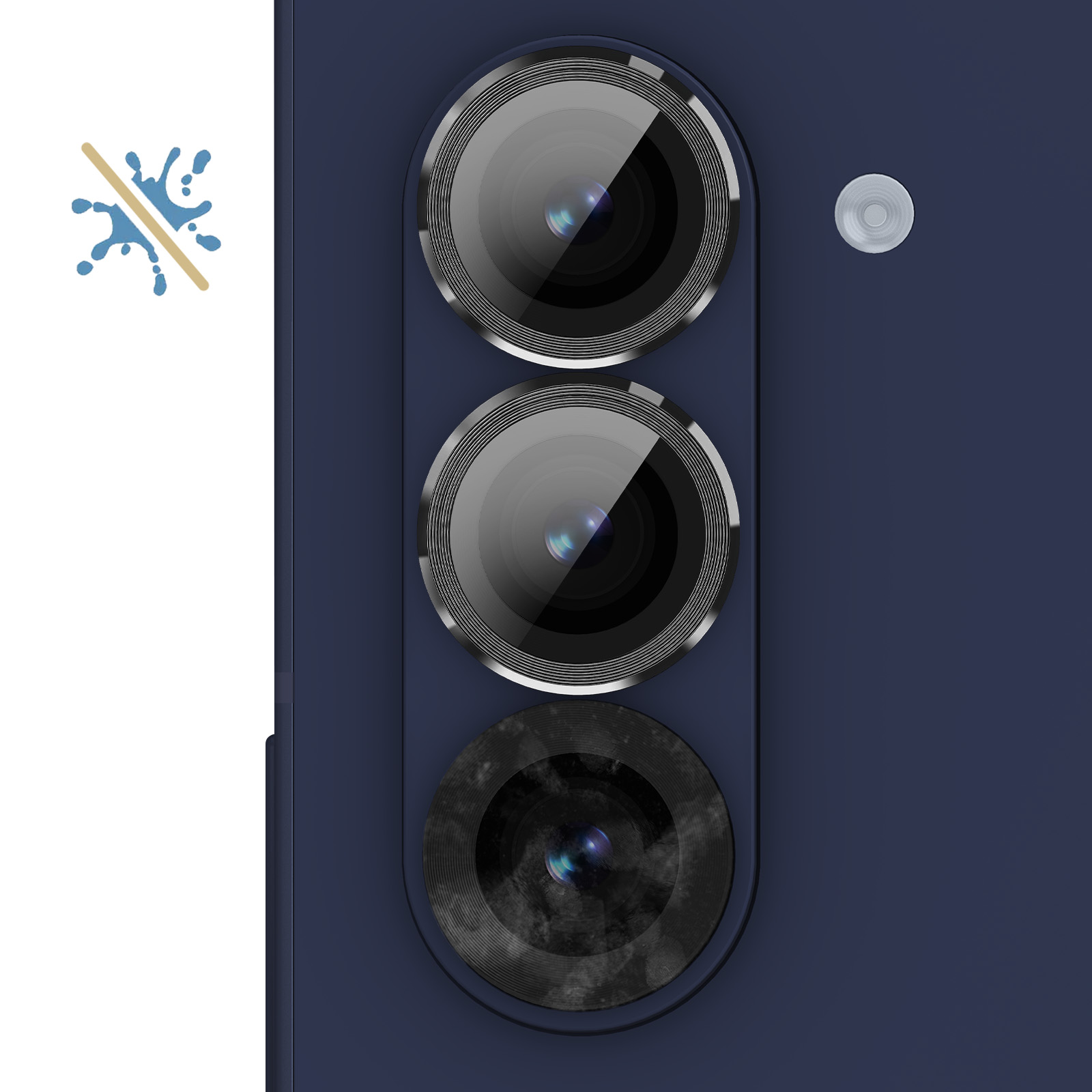 Primo piano del modulo fotocamera di un telefono. Tre lenti, un flash e un simbolo resistente all'acqua su sfondo blu.