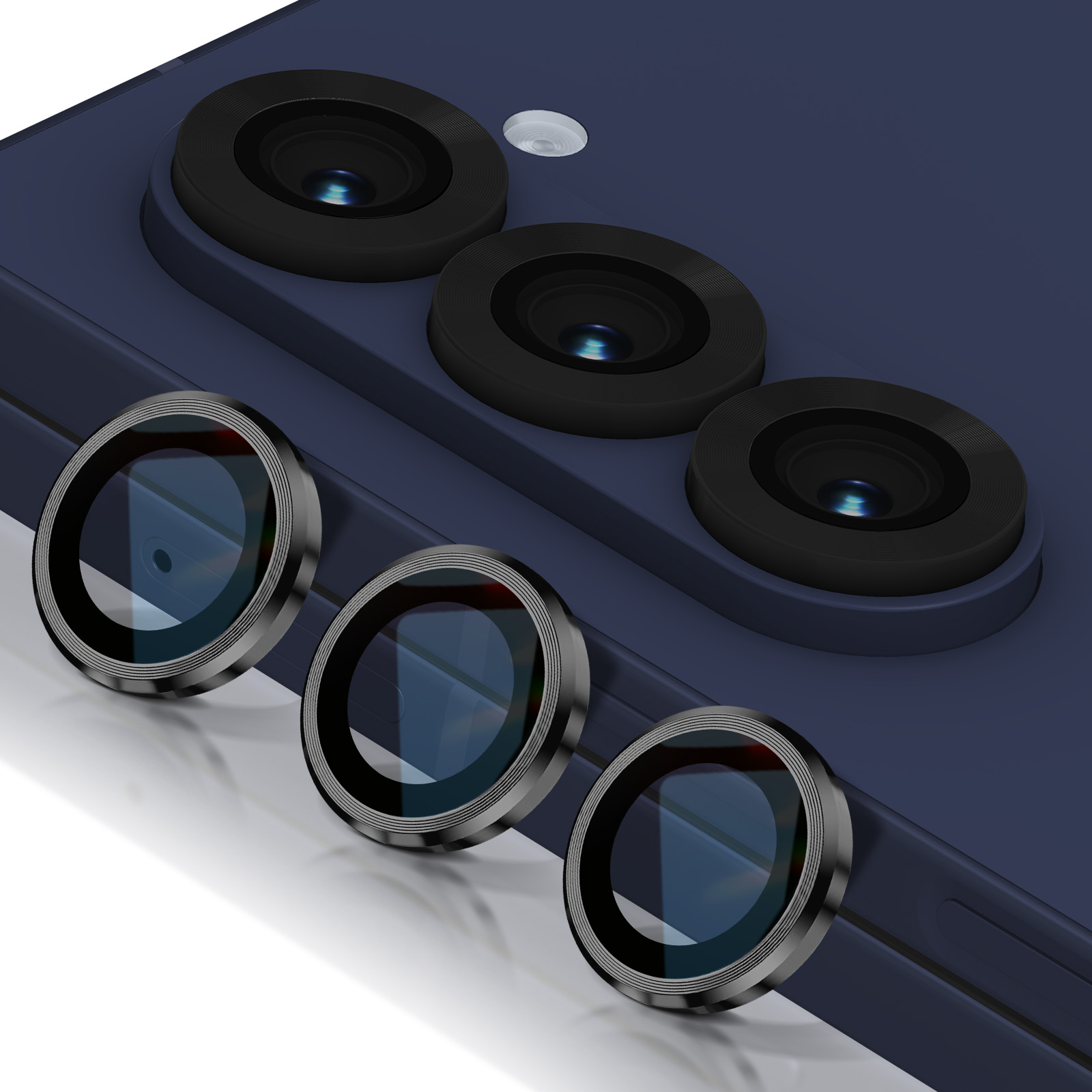 Primo piano di un telefono blu con tre obiettivi e tre protezioni aggiuntive. Lo sfondo è bianco.