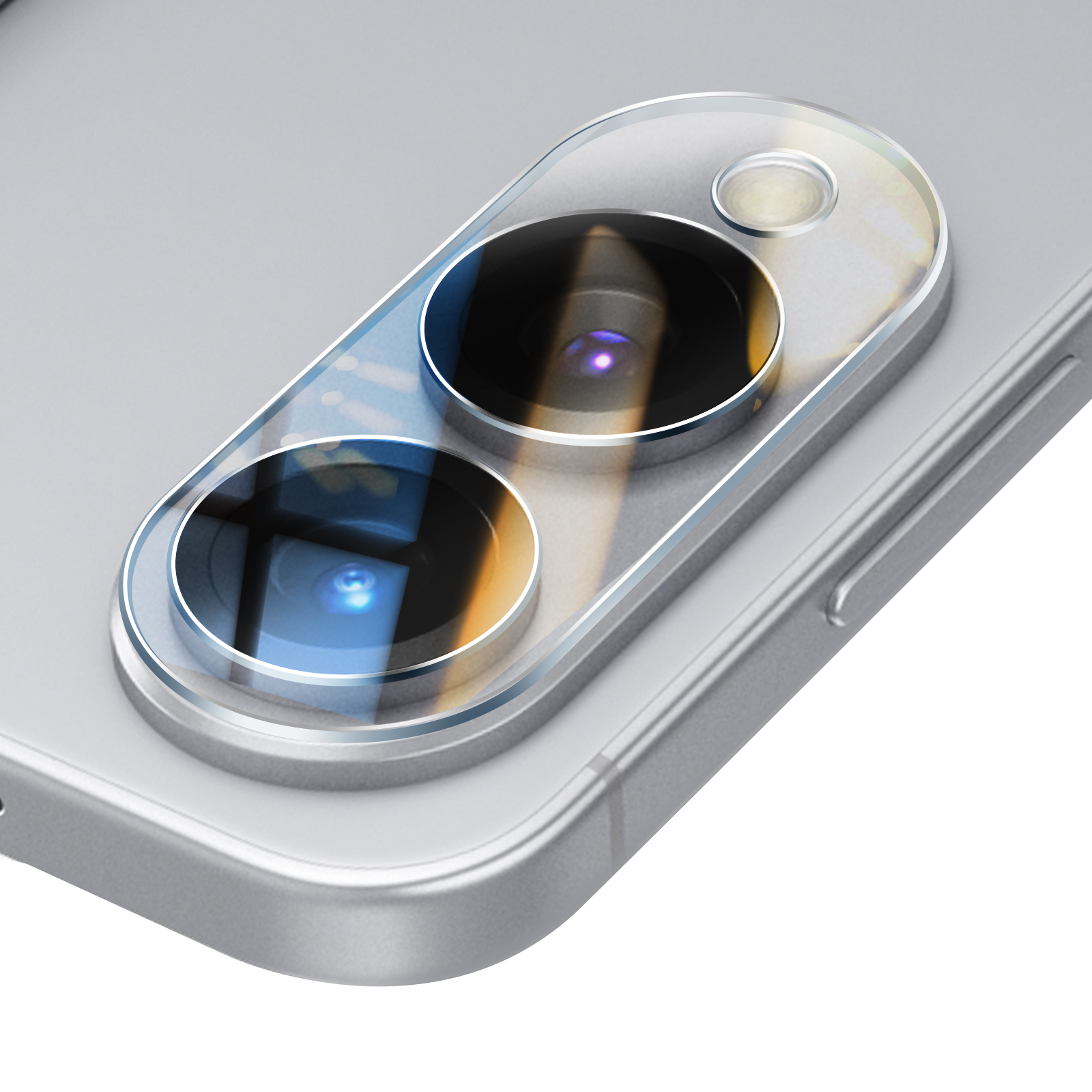 Primo piano del modulo fotocamera di uno smartphone argentato. Due lenti visibili sotto una copertura trasparente.