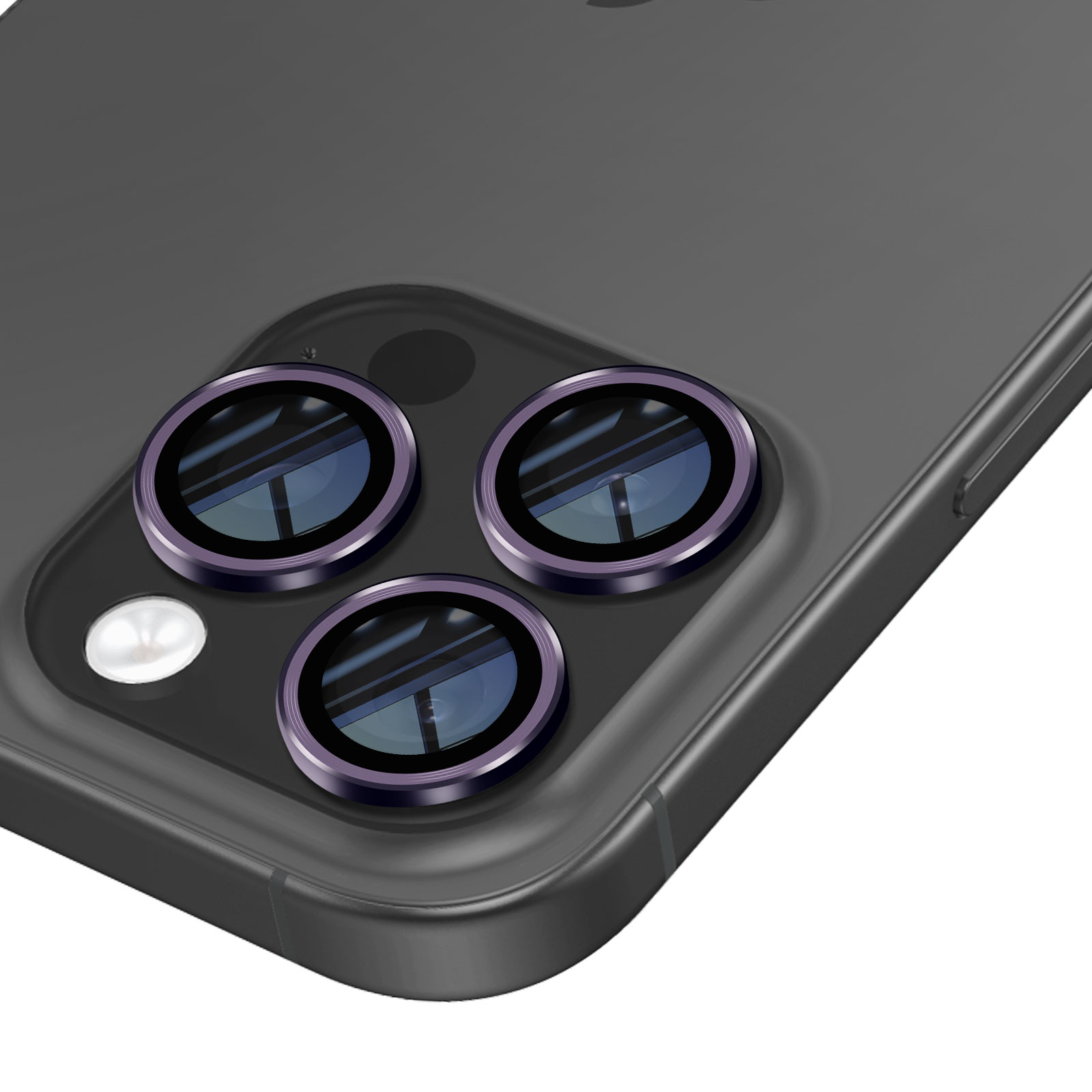 Primer plano de un teléfono oscuro. Se ven tres lentes de cámara con anillos morados, junto con un flash. El teléfono está sobre un fondo blanco.
