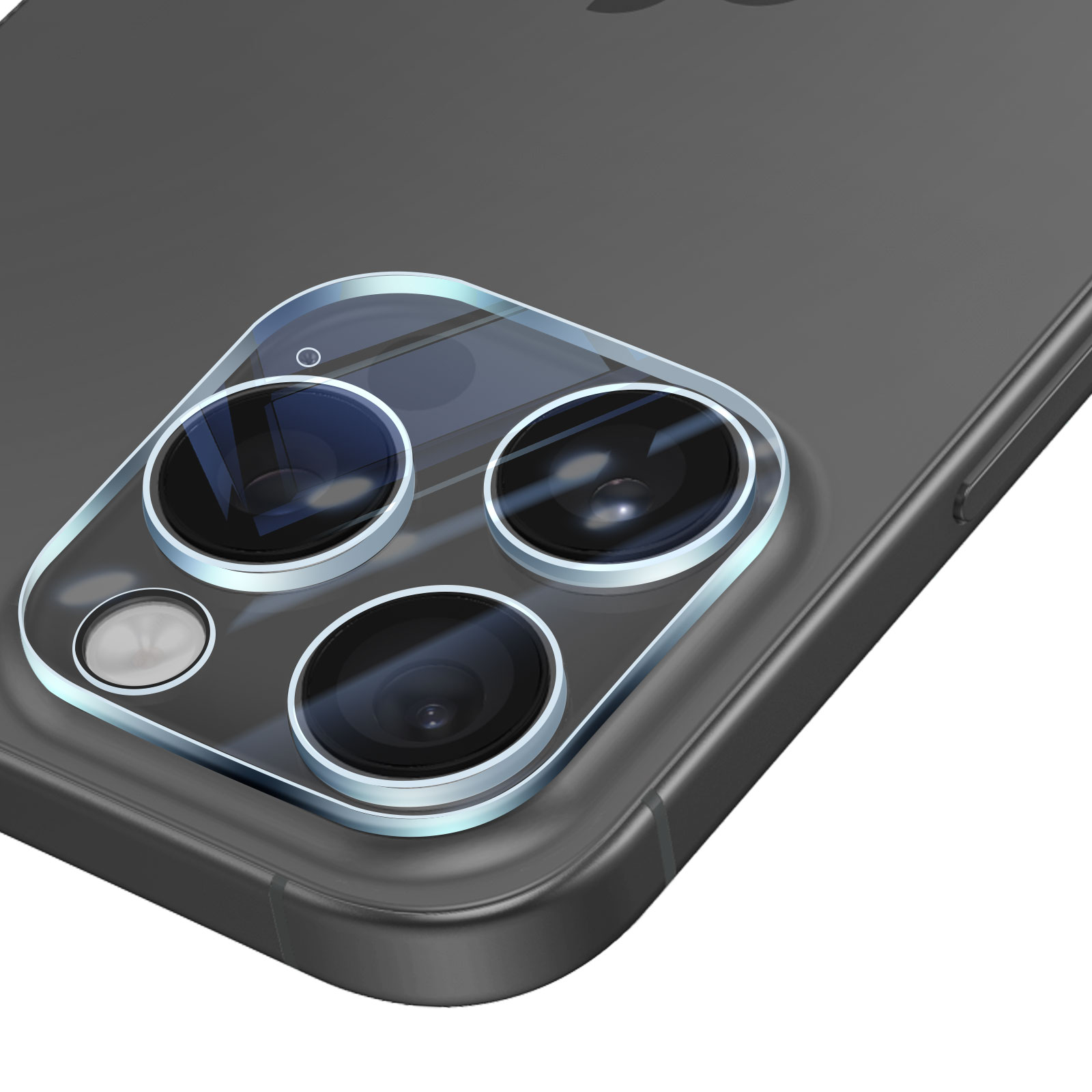Primer plano de un teléfono inteligente gris con cuatro lentes de cámara cubiertos por un protector de vidrio. Fondo blanco.