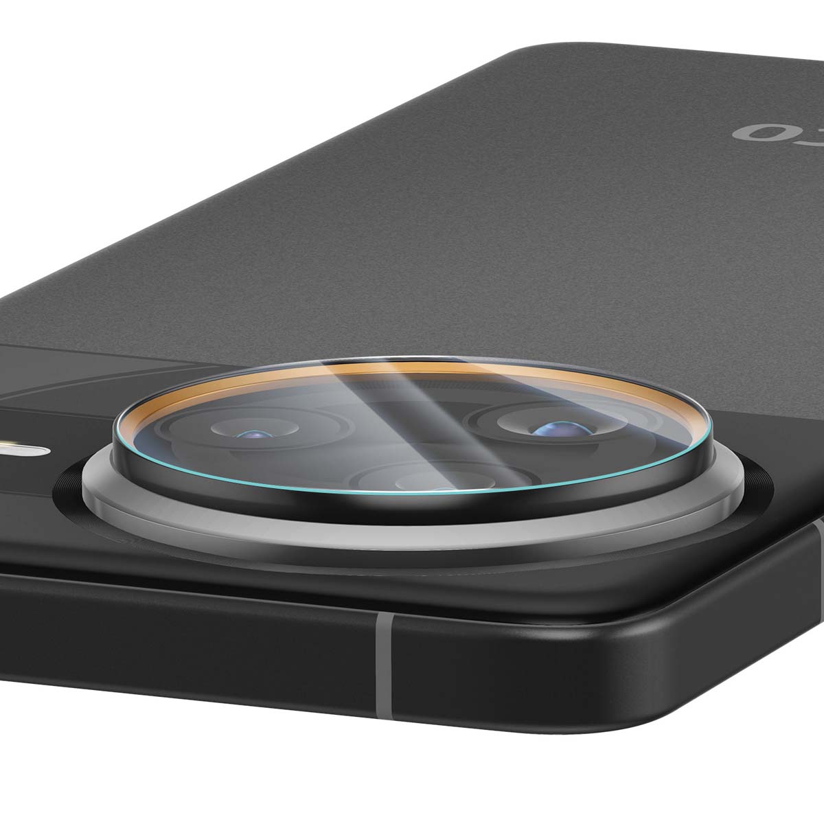 Primo piano del modulo fotocamera di uno smartphone. L'obiettivo è trasparente, con molteplici lenti interne. Il corpo del telefono è nero e l'obiettivo ha un anello d'argento.