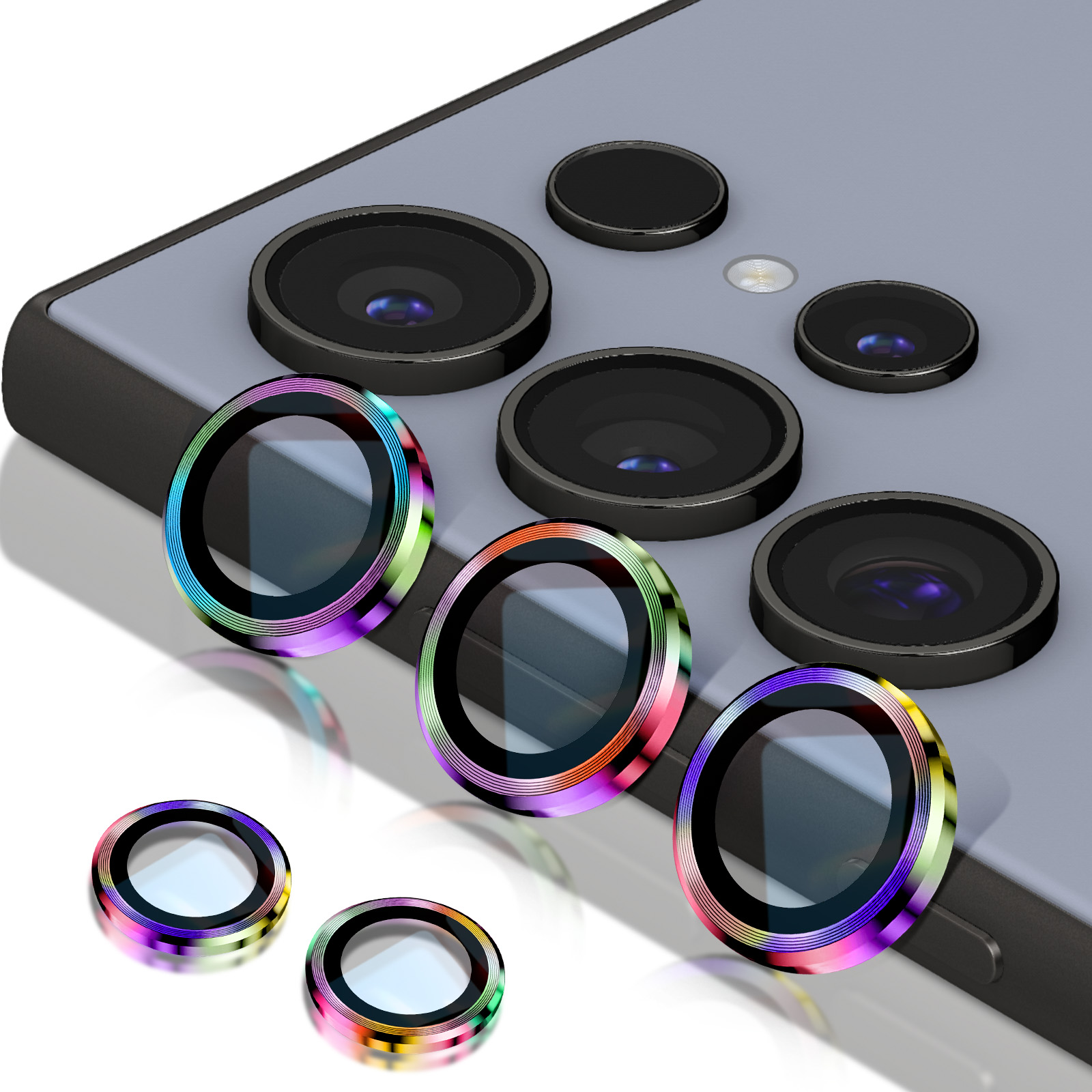 Uno smartphone con più lenti della fotocamera. Tre copriobiettivo colorati sono posizionati vicino al telefono.