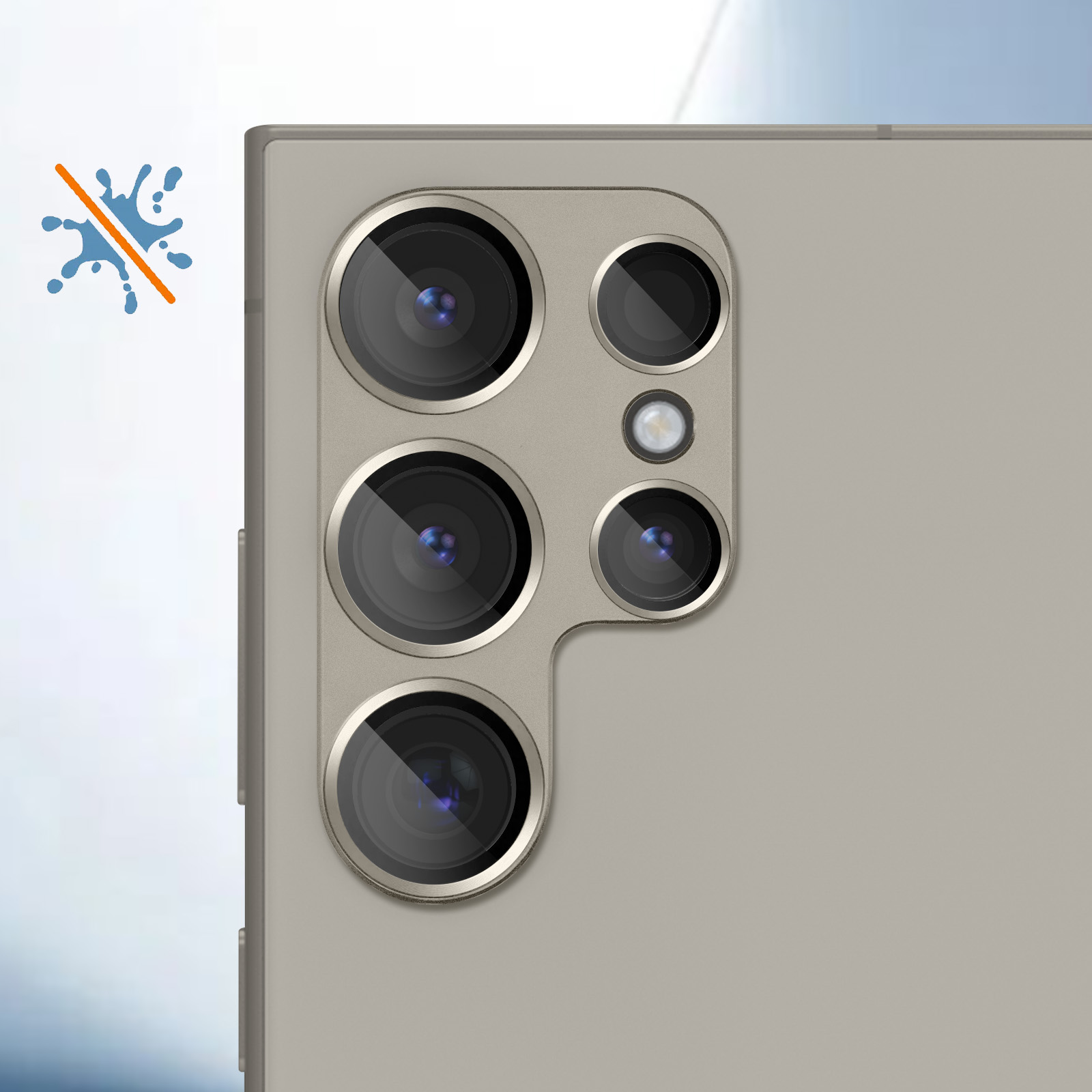 Primo piano di un modulo fotocamera per smartphone con cinque obiettivi. Un'icona di spruzzo d'acqua con una linea la attraversa nell'angolo.