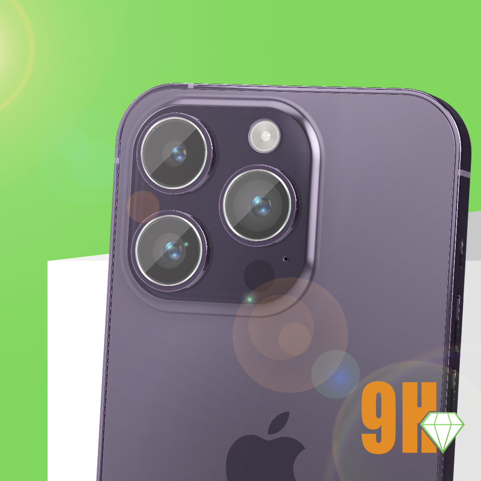 Primo piano del gruppo fotocamere di uno smartphone viola con tre lenti e un flash, su sfondo verde e bianco.