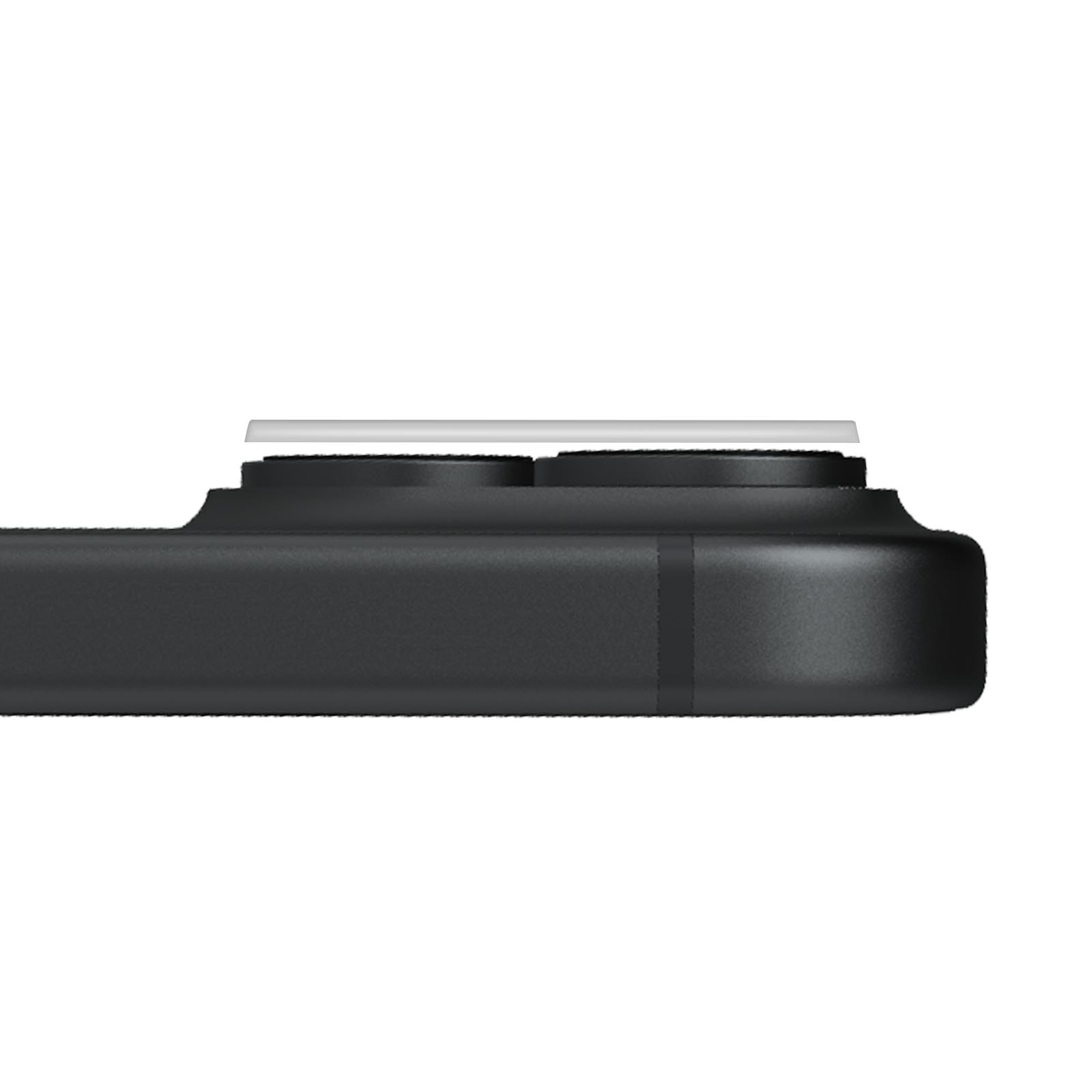 Primo piano di un telefono nero con una fotocamera a doppia lente. Una striscia bianca è sopra le lenti. Lo sfondo è bianco.
