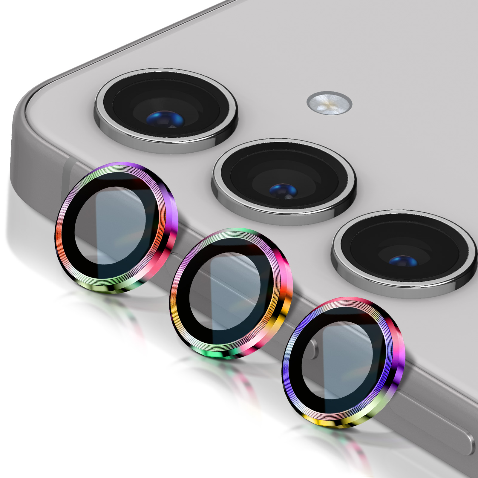 Lenti della fotocamera del telefono con protezioni per lenti arcobaleno. Il telefono è argento, le protezioni hanno un anello nero.