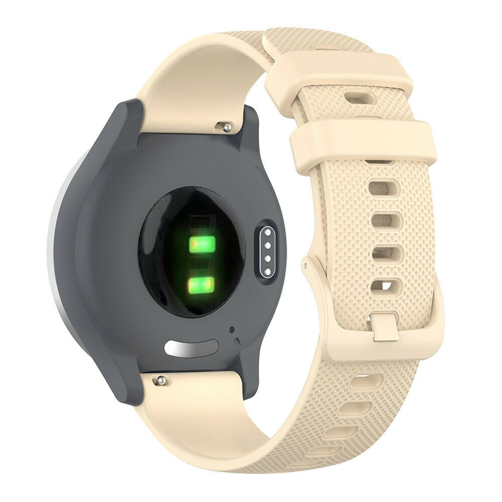 Eine Smartwatch mit grauem Gehäuse und beigen Armbändern. Die Rückseite der Uhr zeigt grüne Lichter. Die Armbänder haben Löcher zur Anpassung.