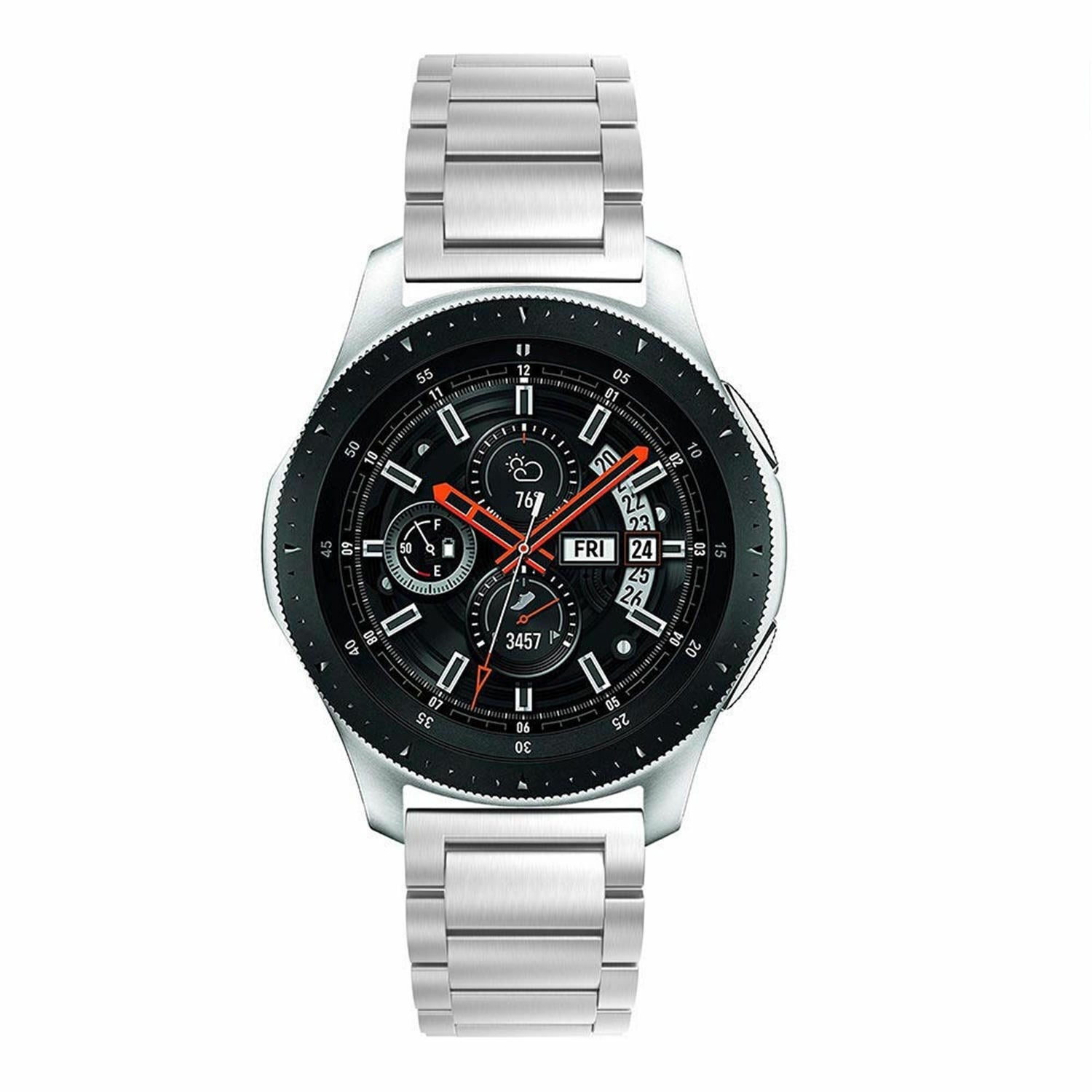 Eine silberne Smartwatch mit schwarzem Zifferblatt. Zeigt Uhrzeit, Datum und Aktivitätsmetriken an. Sie hat ein Metallarmband und ist vor weißem Hintergrund.