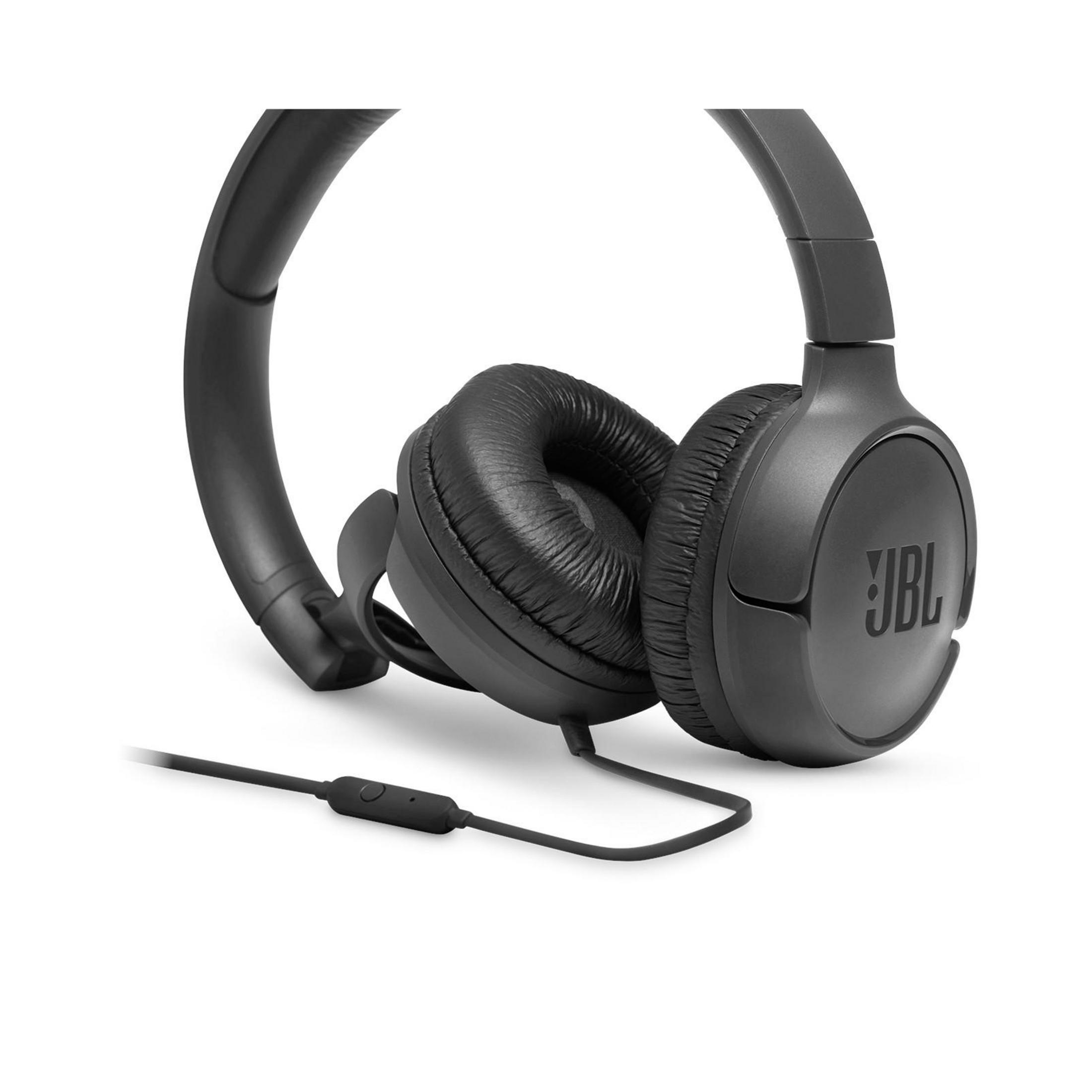 Zwarte JBL-koptelefoon op een witte achtergrond. De koptelefoon staat schuin en toont de oorschelpen, hoofdband en een kabel met bediening.