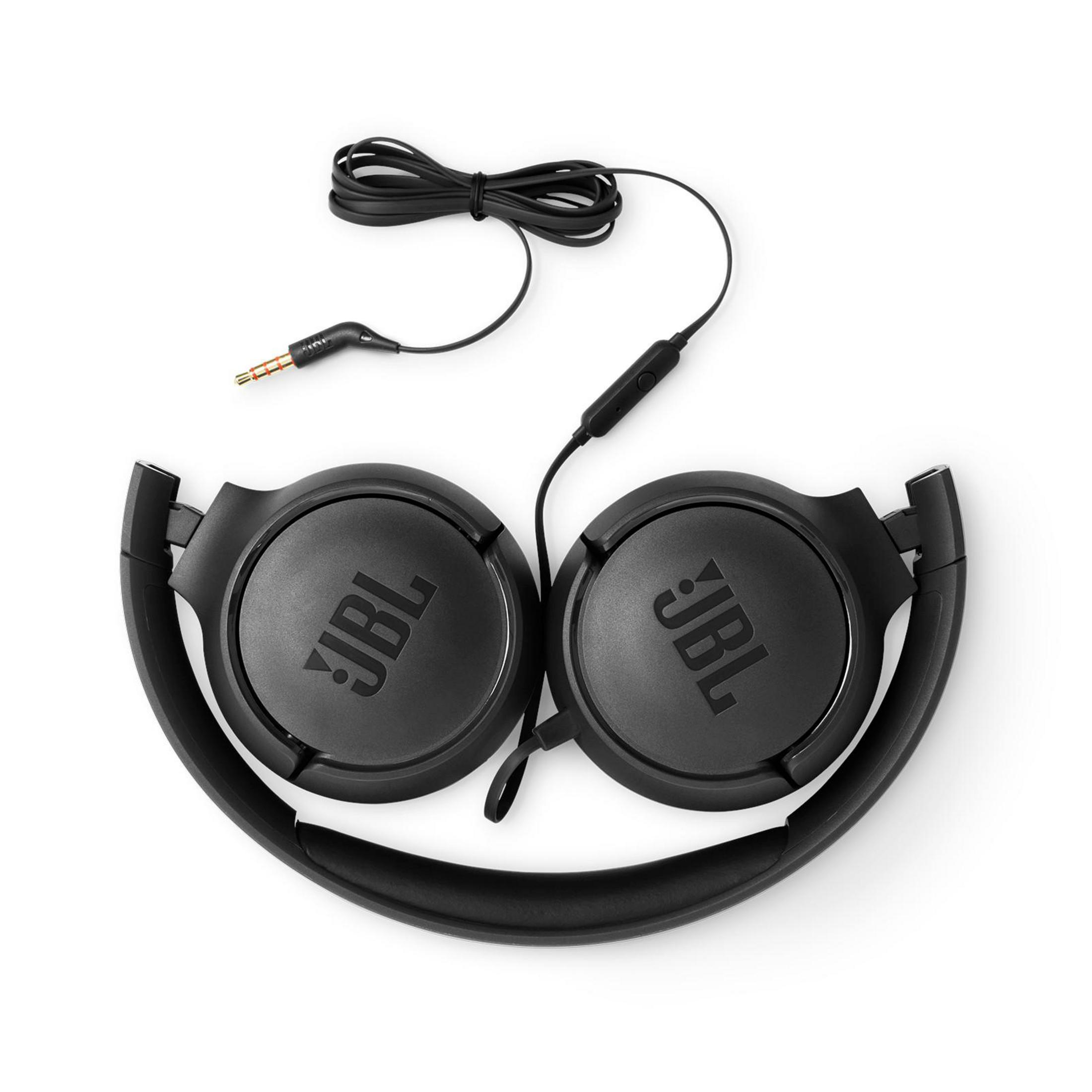 Zwarte JBL-hoofdtelefoon op witte achtergrond. De hoofdtelefoon is opgevouwen. Een zwarte kabel en jack zijn aangesloten.