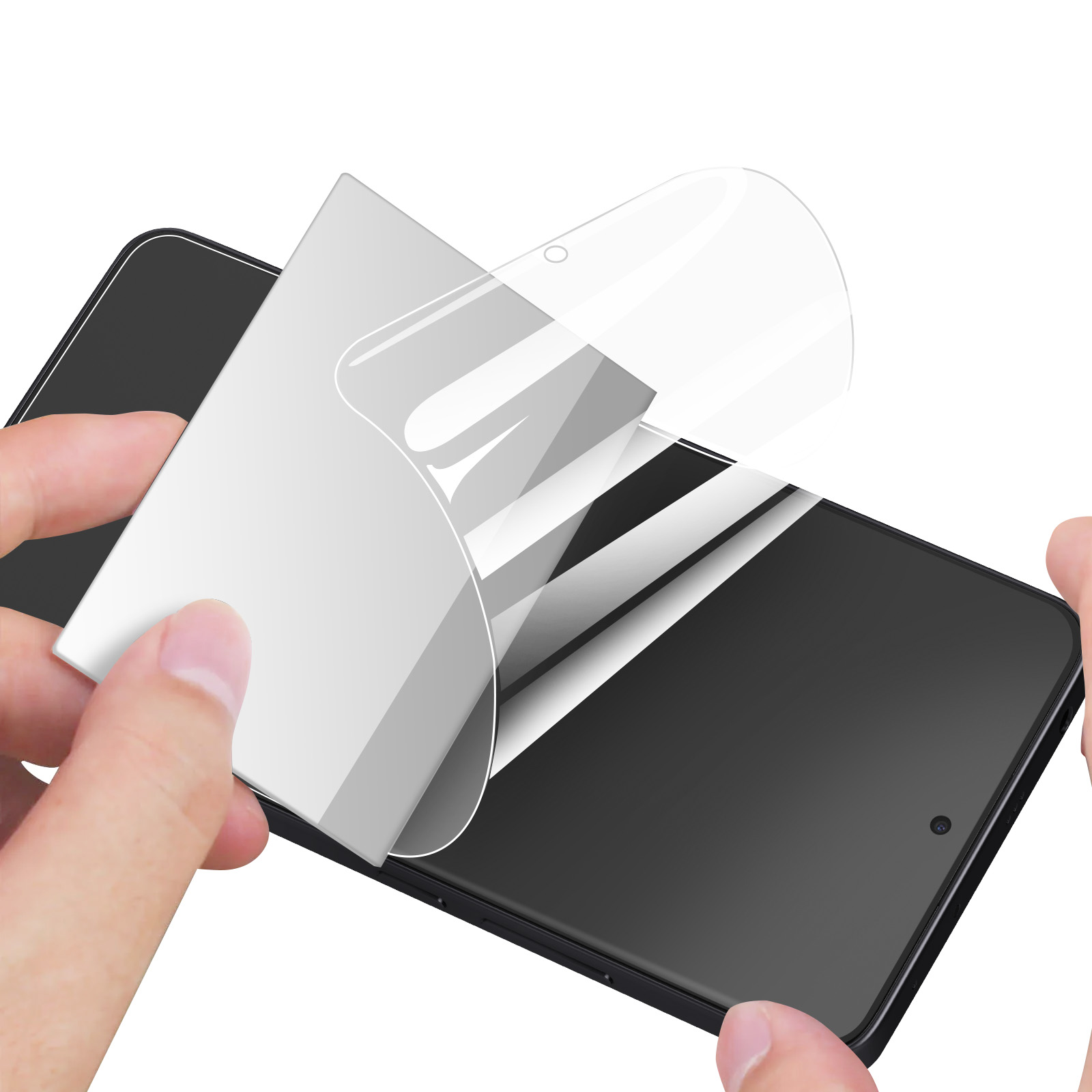 Manos quitando una película protectora de un smartphone negro. La película es transparente y cubre parcialmente la pantalla.
