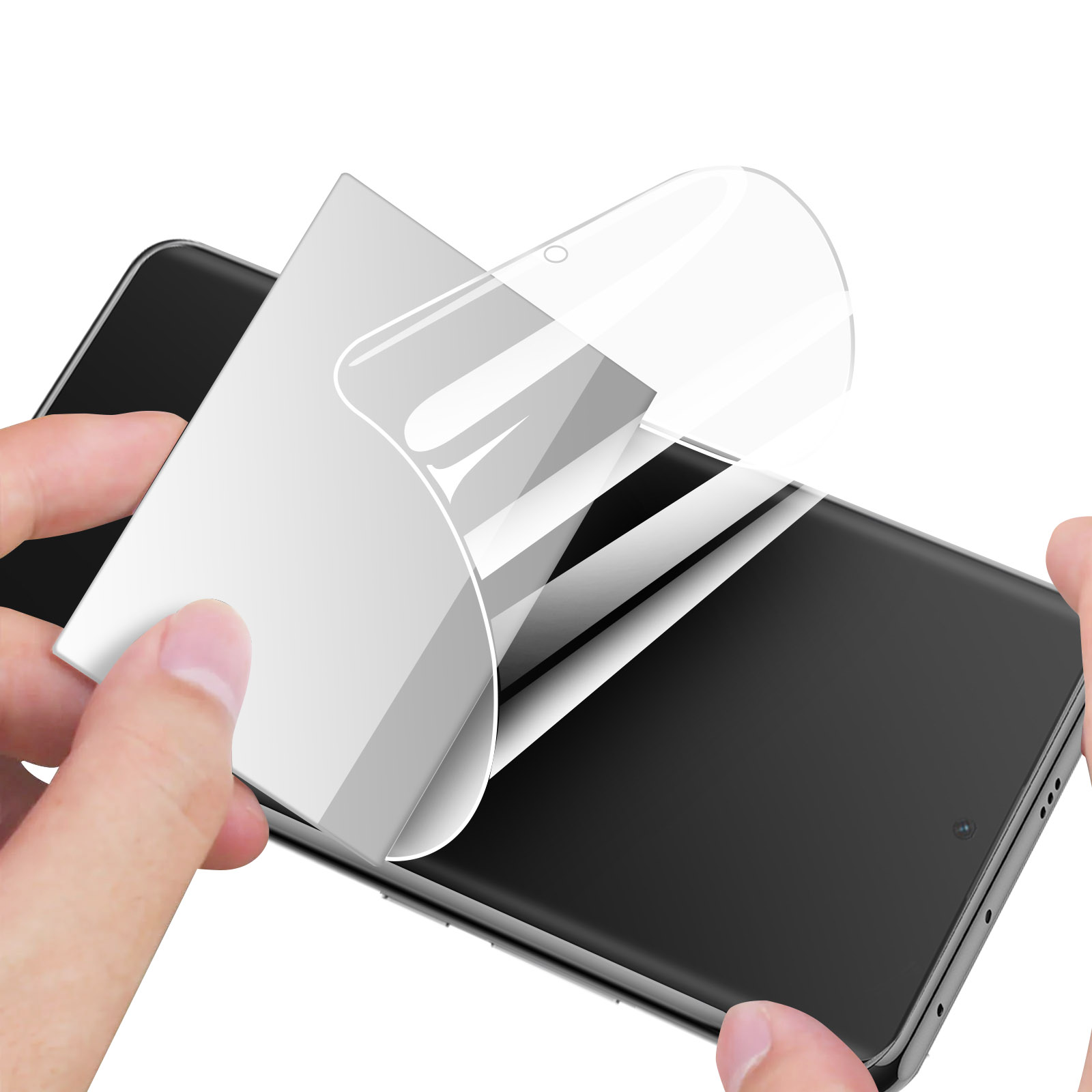 Mani che staccano una protezione per lo schermo da uno smartphone nero, rivelando lo schermo sottostante, su sfondo bianco.