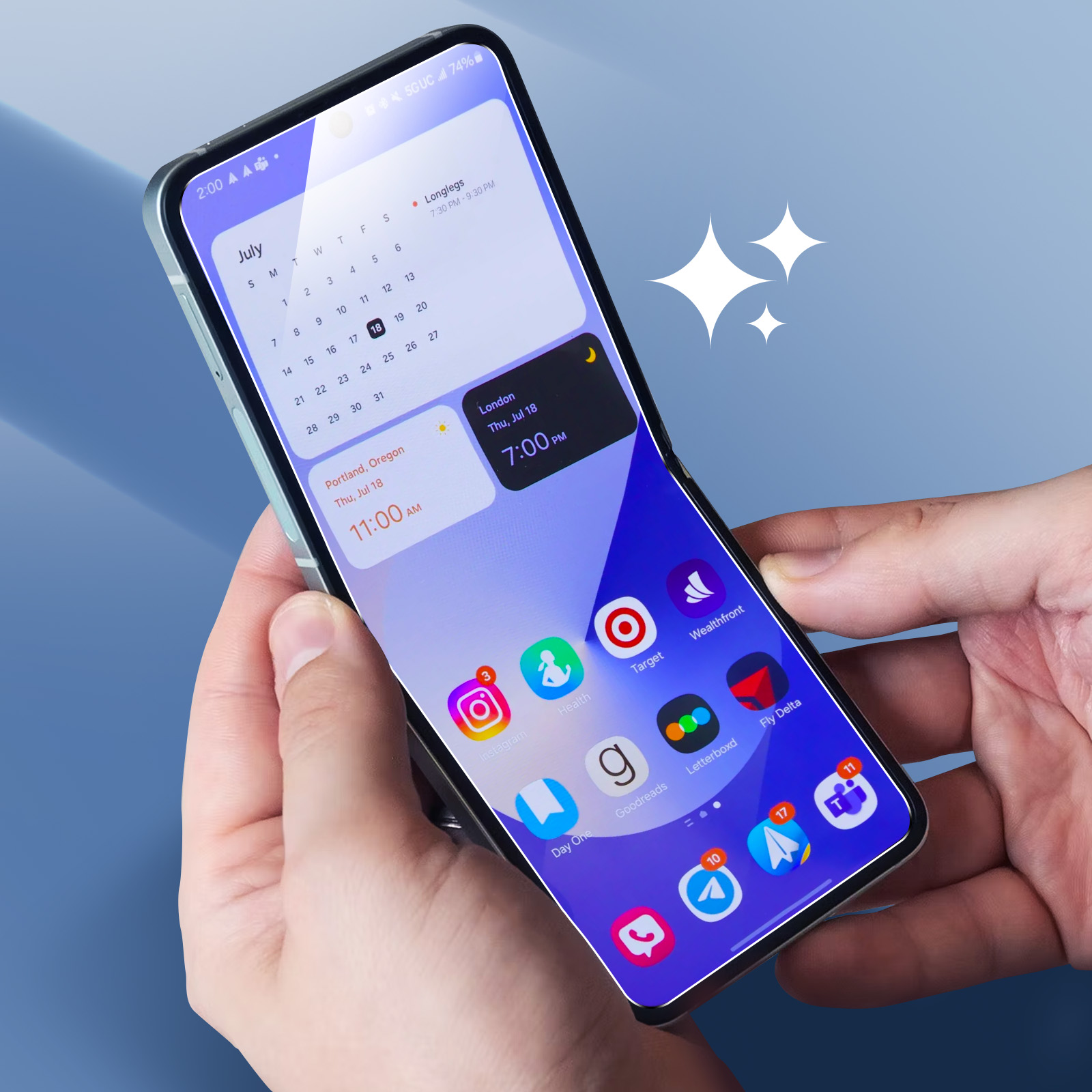 Una persona tiene in mano un telefono che mostra un calendario, il meteo e le icone delle app. Lo schermo mostra la data, l'ora e varie icone delle app.