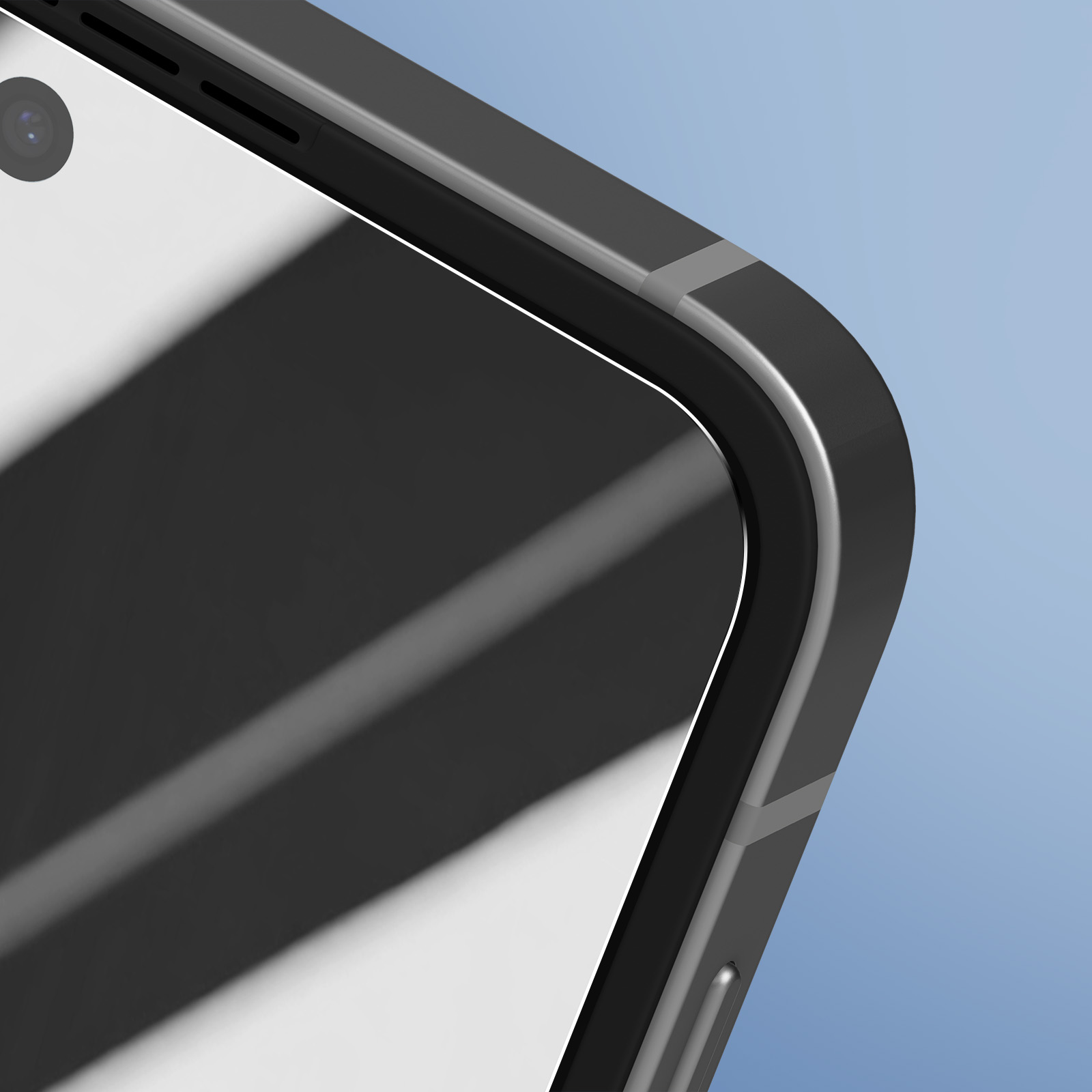 Primo piano di un angolo di smartphone. Il telefono è grigio e nero. Una lente è visibile. Lo sfondo è azzurro.