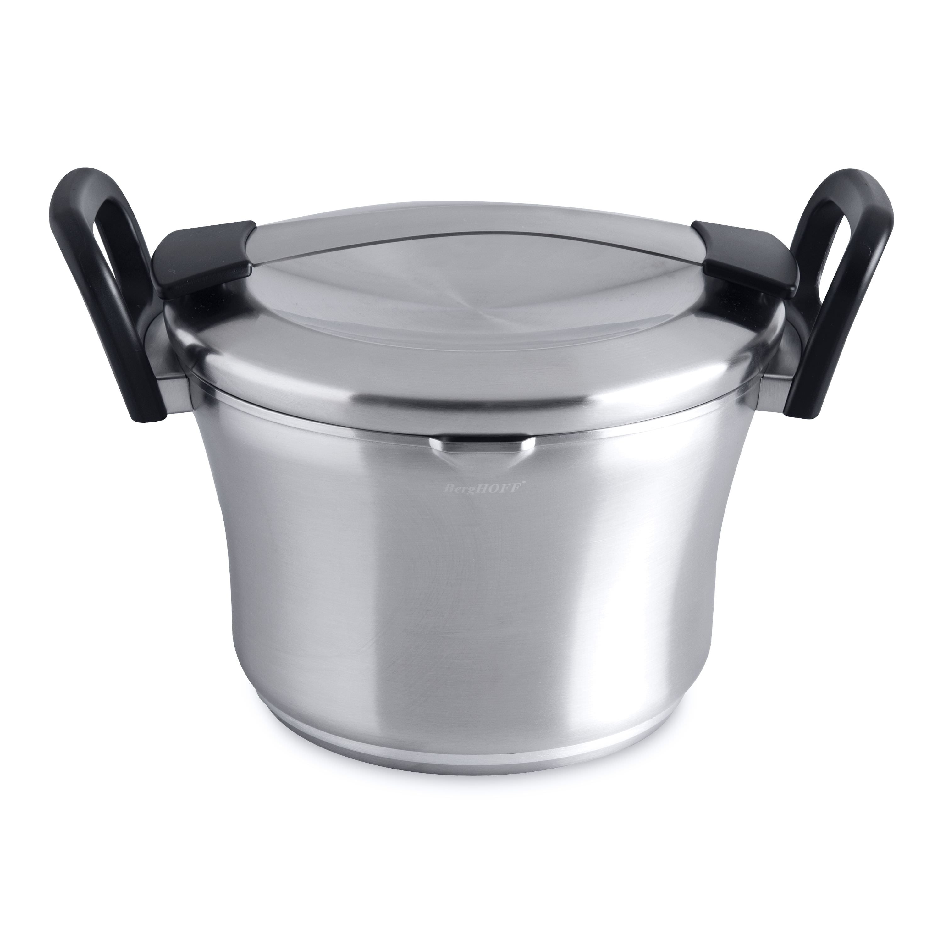 Rvs pan met deksel en zwarte handvatten. De pan staat op een witte achtergrond.