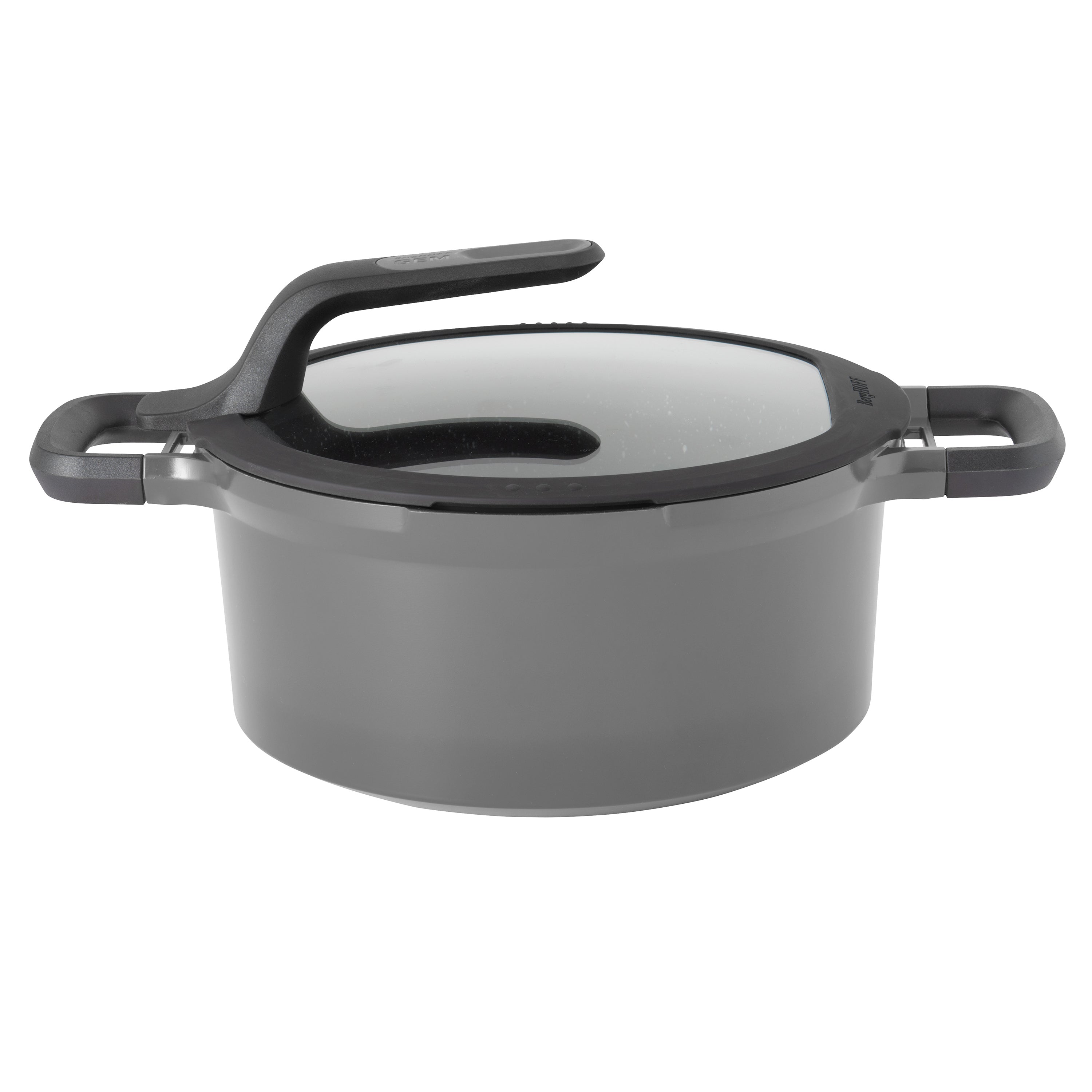 Een grijze kookpot met een transparante deksel en zwarte handgreep is geïsoleerd op een witte achtergrond.
