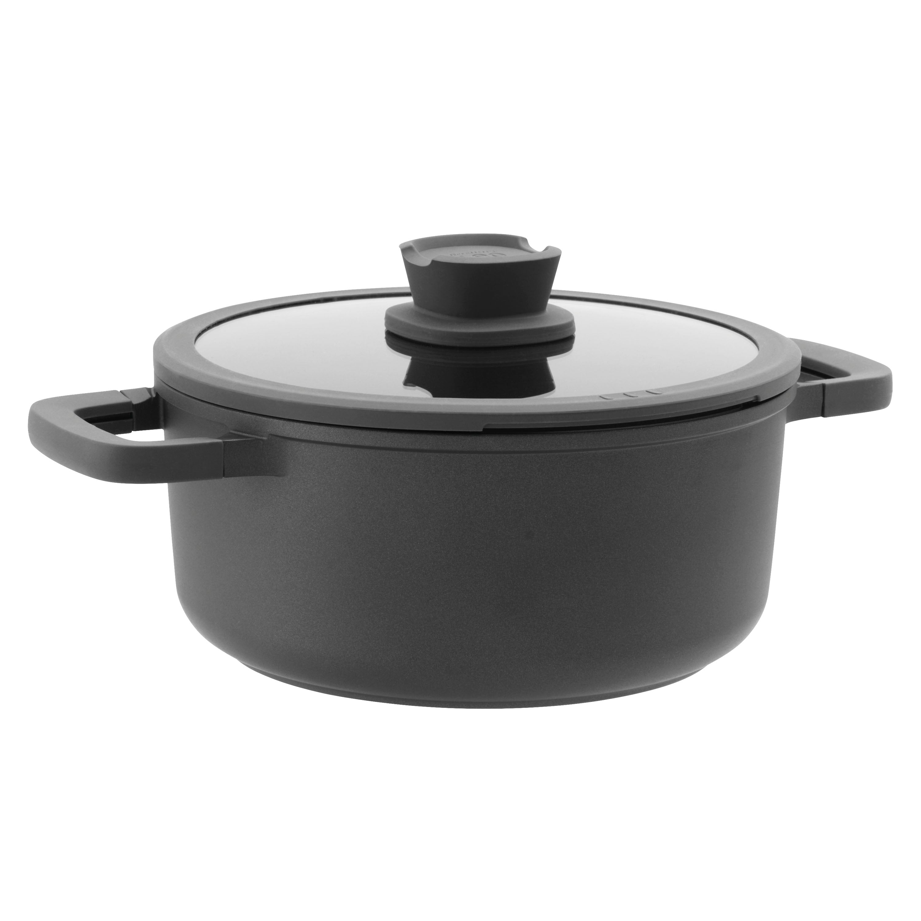 Een donkergrijze kookpot met een glazen deksel en twee handvatten. Het deksel heeft een zwarte knop.