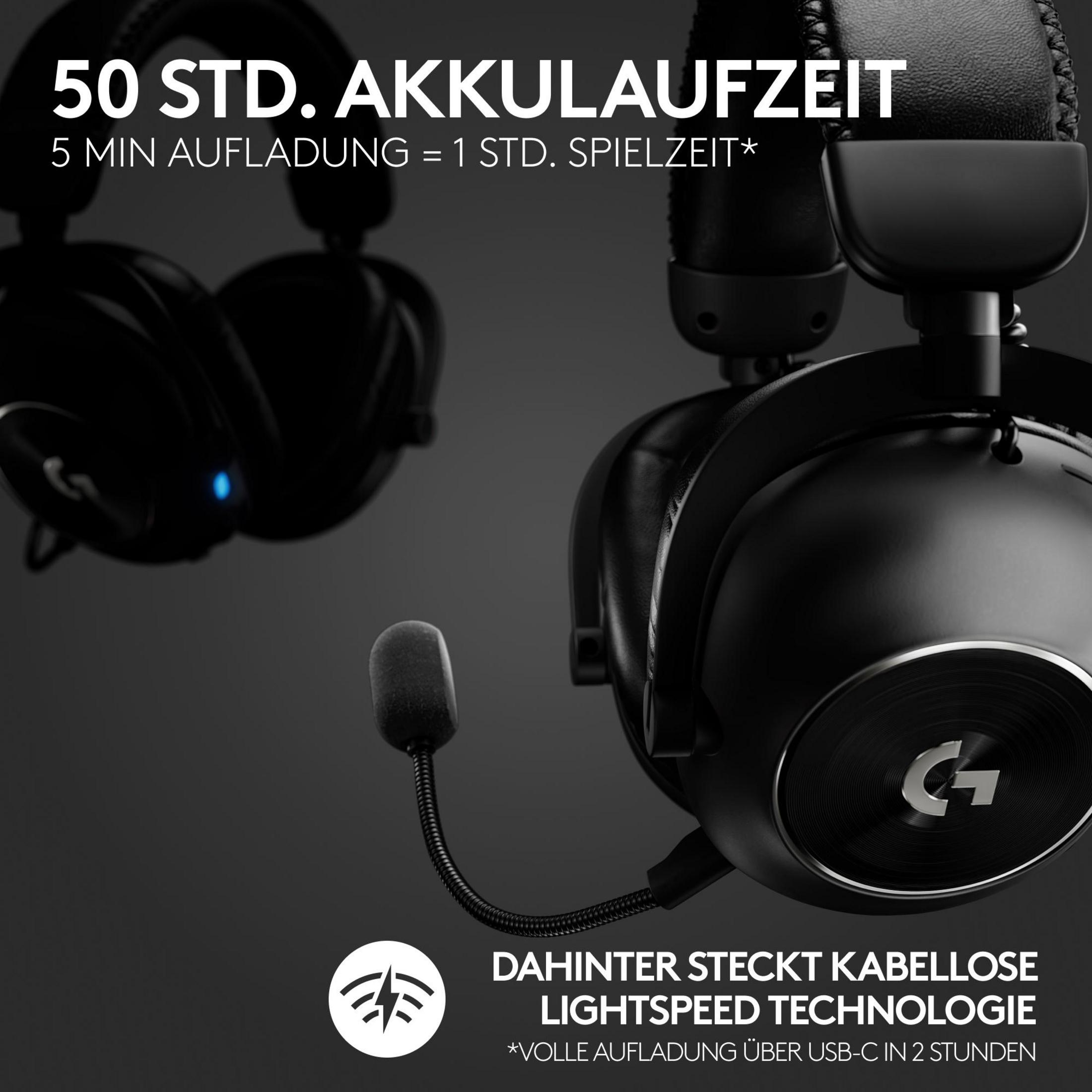 Obraz przedstawia czarny zestaw słuchawkowy dla graczy z mikrofonem. Tekst wskazuje 50h baterii, 5 min ładowania daje 1h gry.
