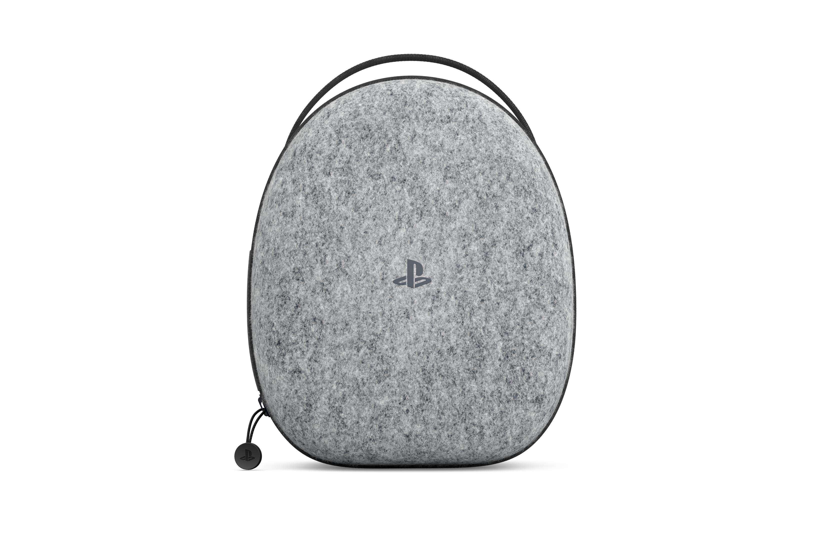 Szara filcowa torba transportowa PlayStation z czarną rączką i zamkiem błyskawicznym. Logo PlayStation znajduje się na torbie.