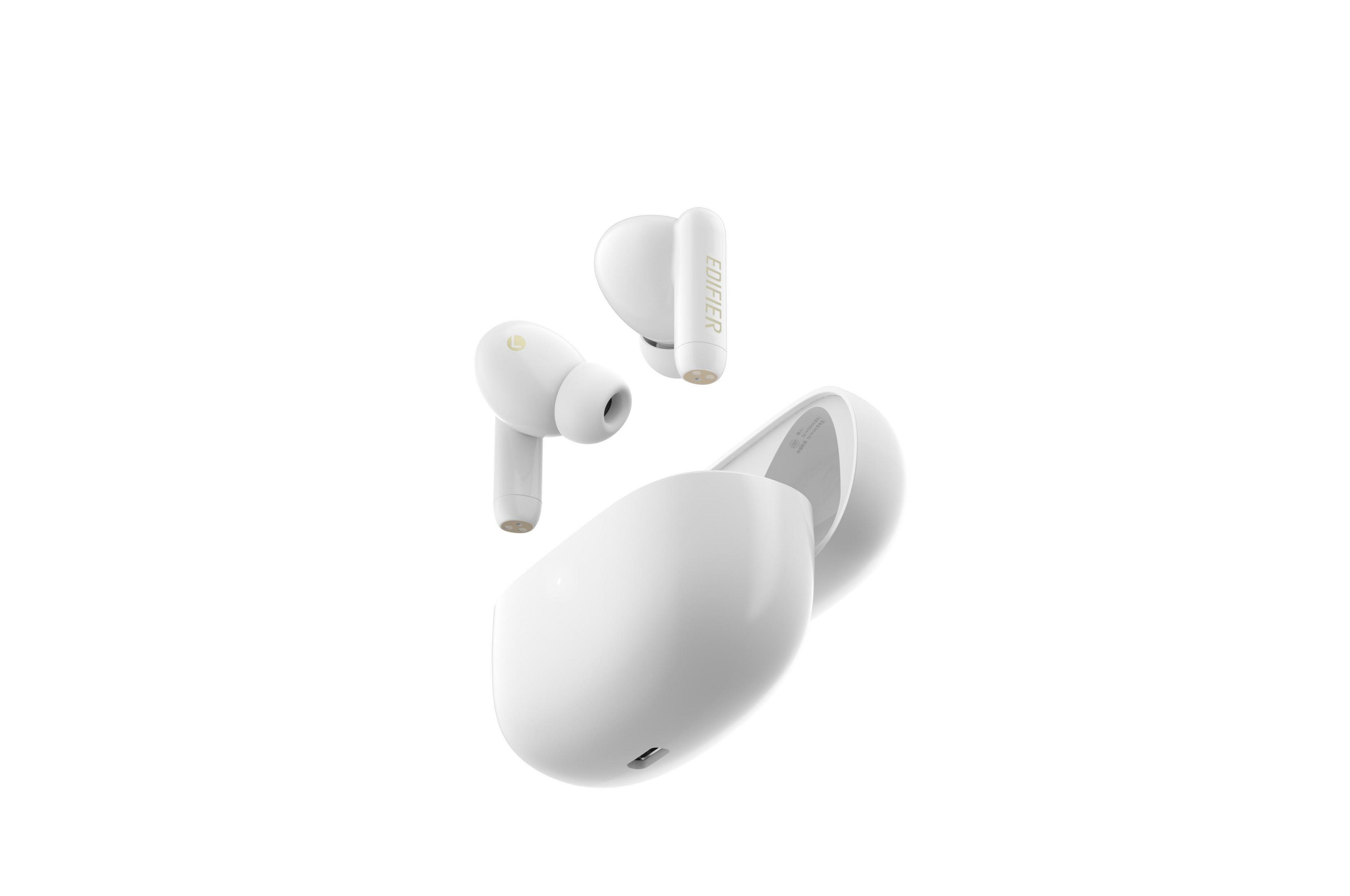 Białe bezprzewodowe słuchawki, jedna w etui, dwie osobno. Etui jest otwarte. Logo Edifier widoczne na jednej słuchawce.