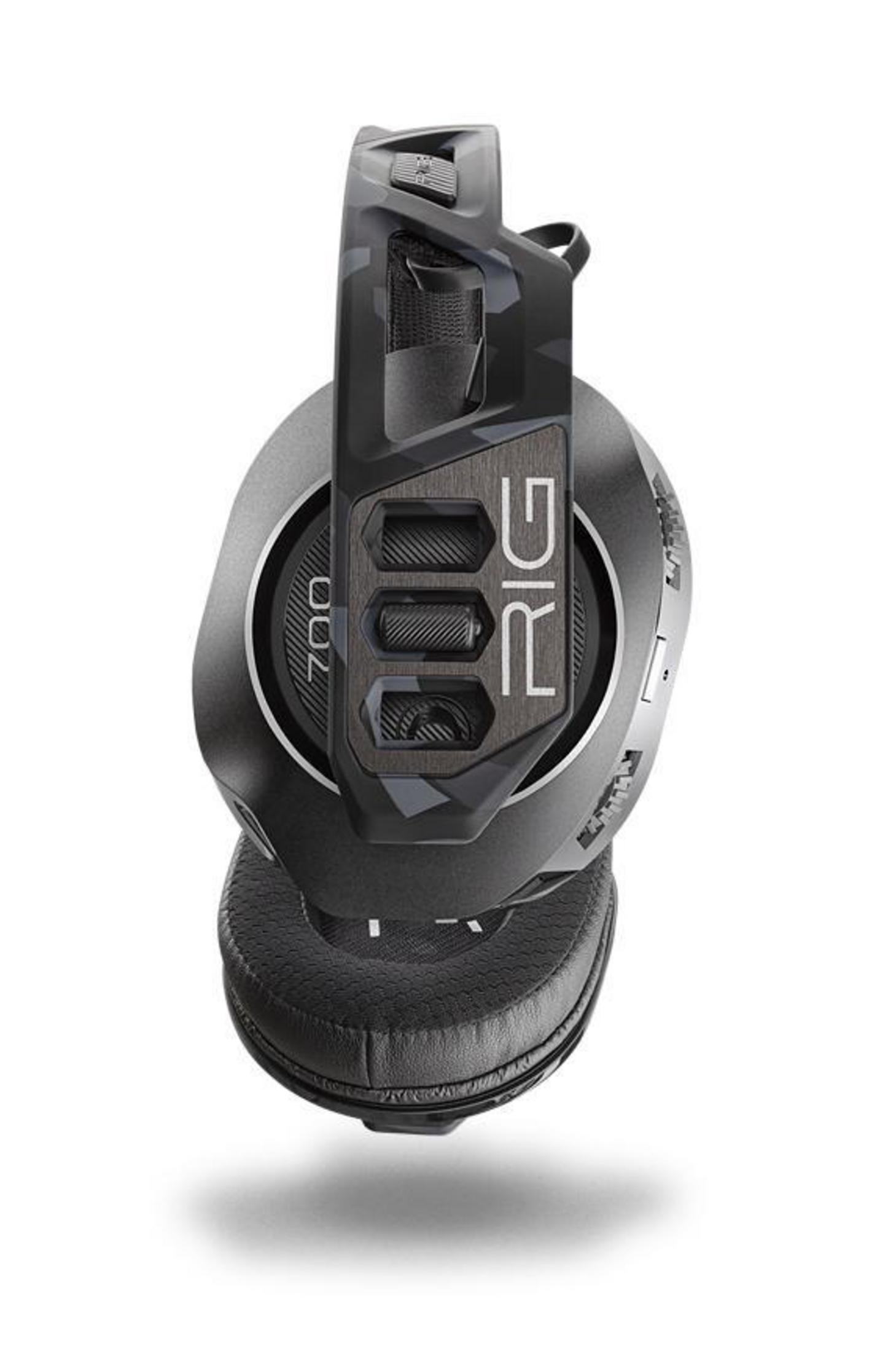 Czarno-szary zestaw słuchawkowy do gier RIG 700. Zestaw słuchawkowy ma kamuflaż na pałąku i napis RIG.