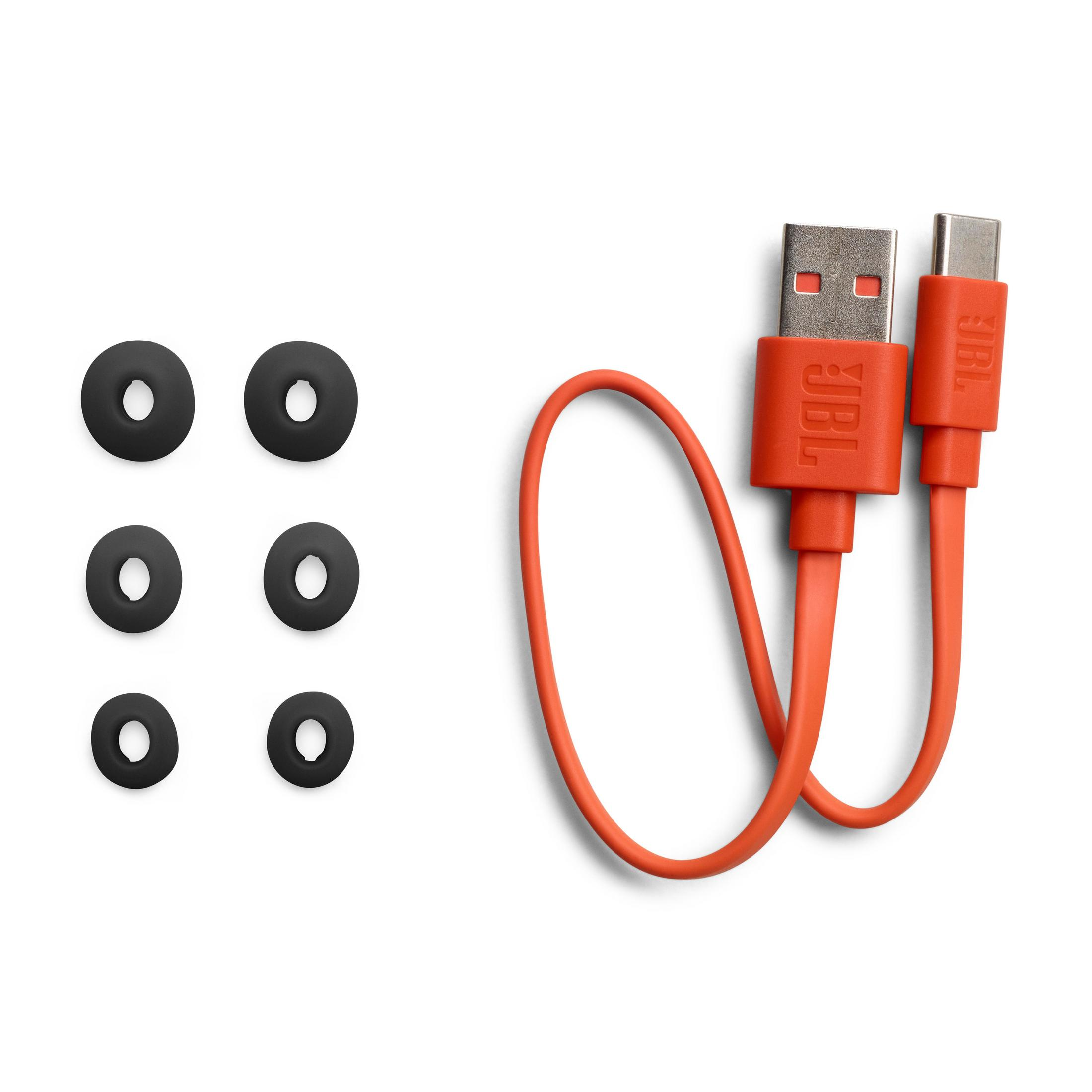 Obraz przedstawia czarne wkładki douszne i pomarańczowy kabel do ładowania JBL na białym tle.